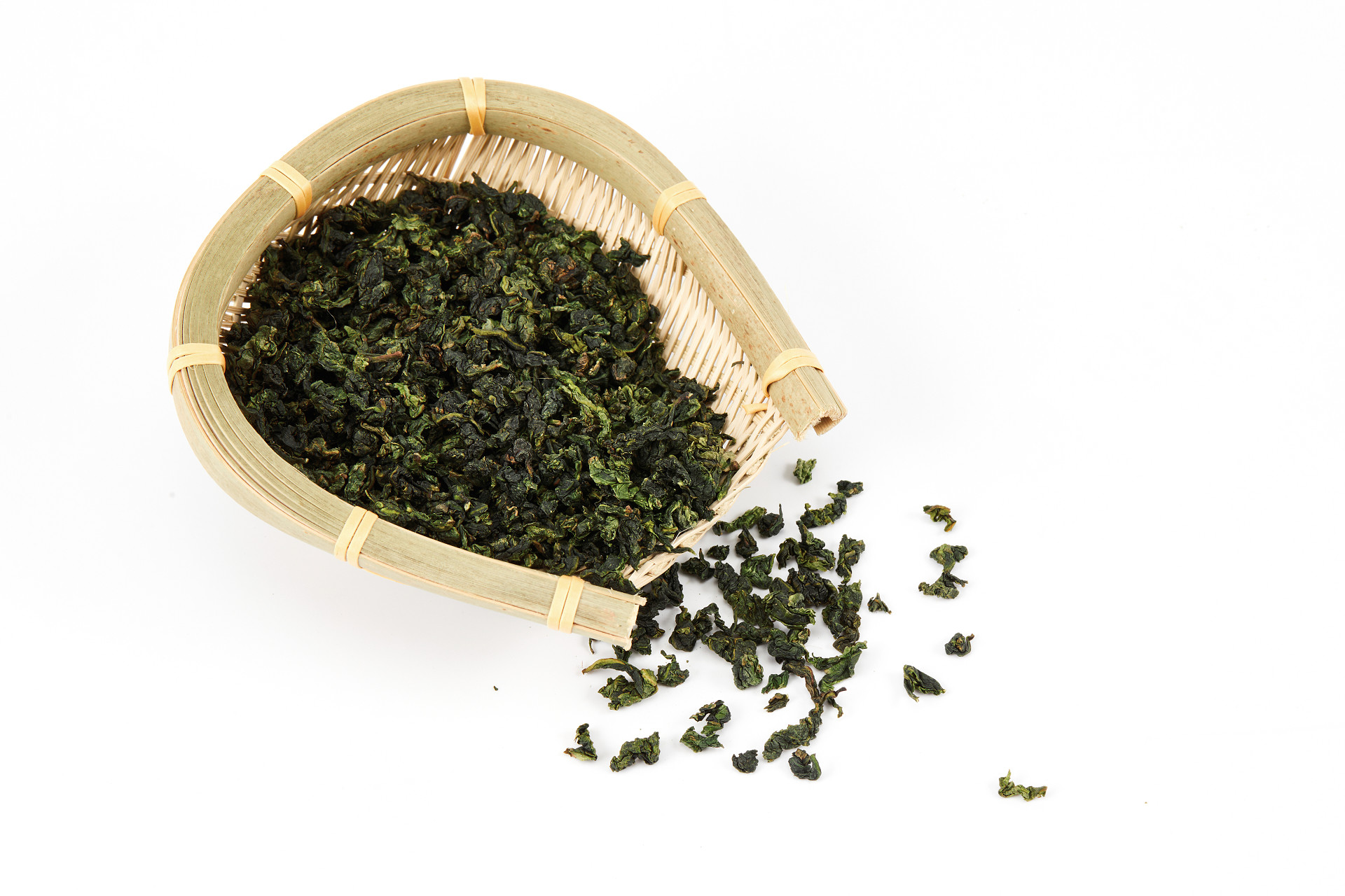 俯视角度白底茶筛乌龙茶铁观音茶叶散落茶叶