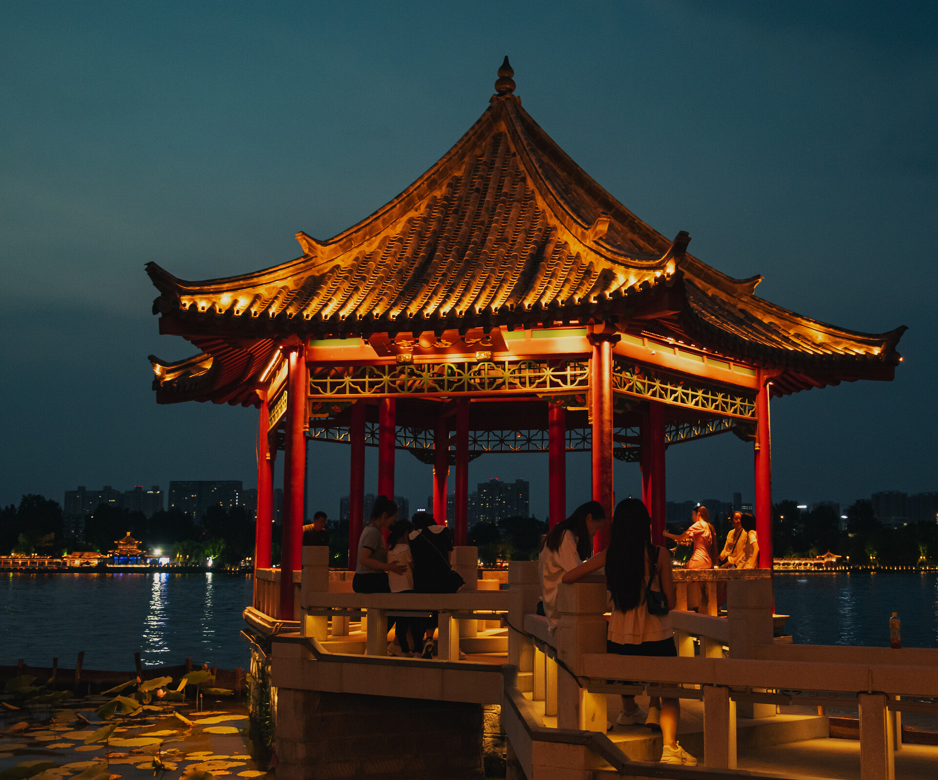 济南大名湖里的晚风古迹