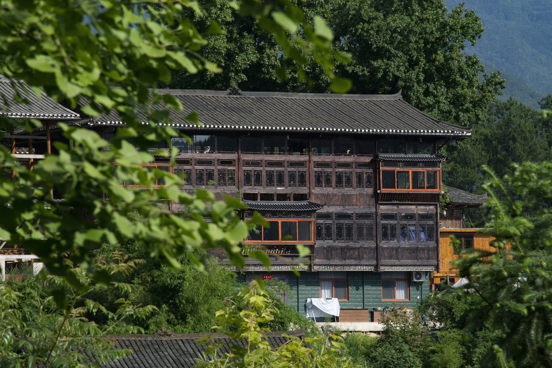 苗寨吊脚楼建筑群