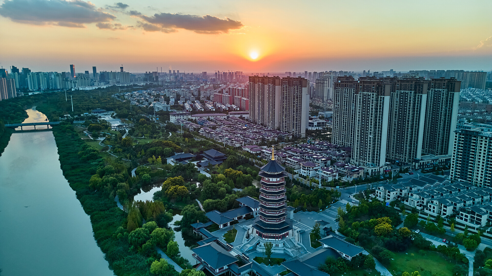 航拍淮安母爱公园塔的晚霞城市