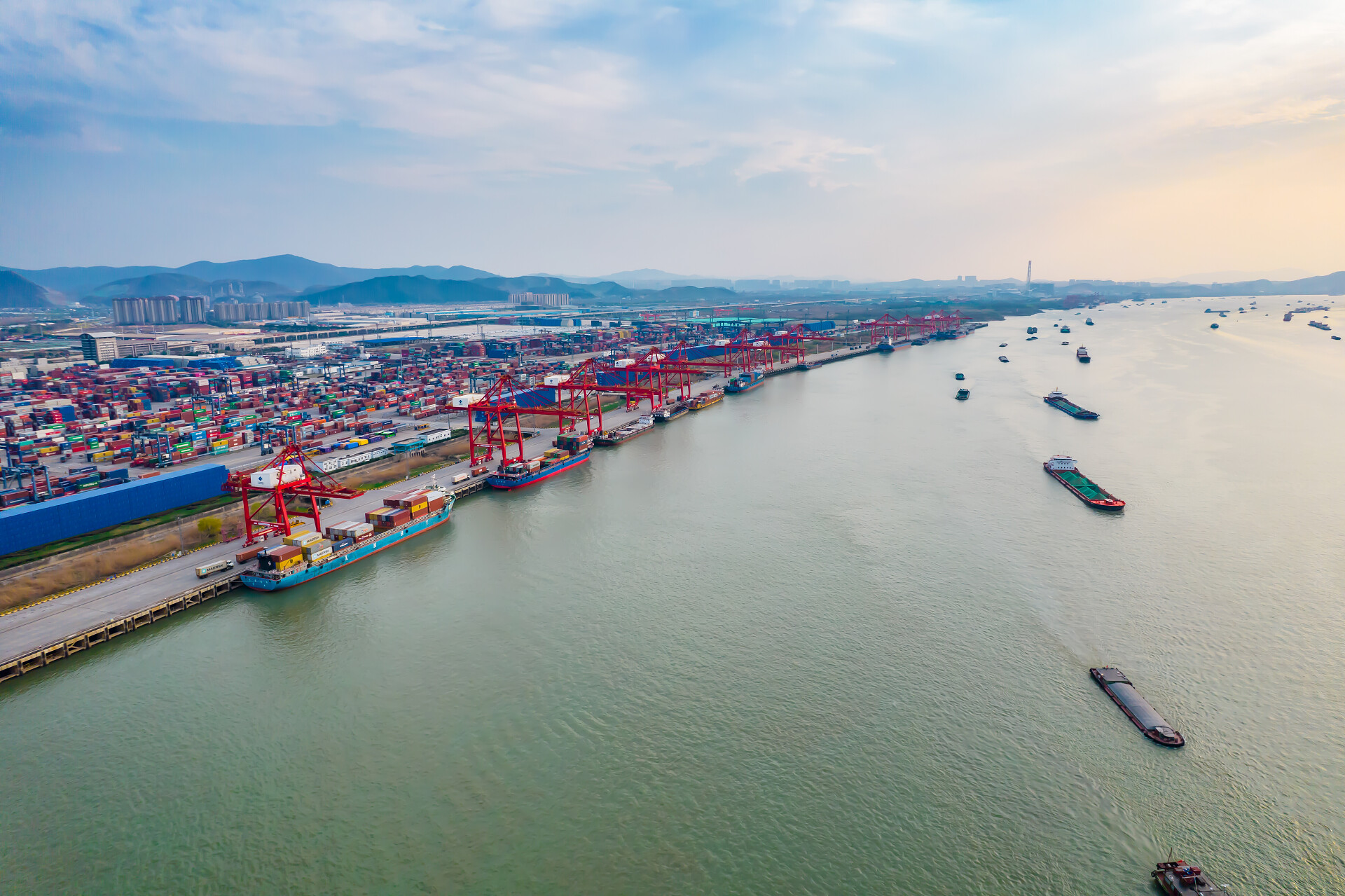 长江货运码头船运