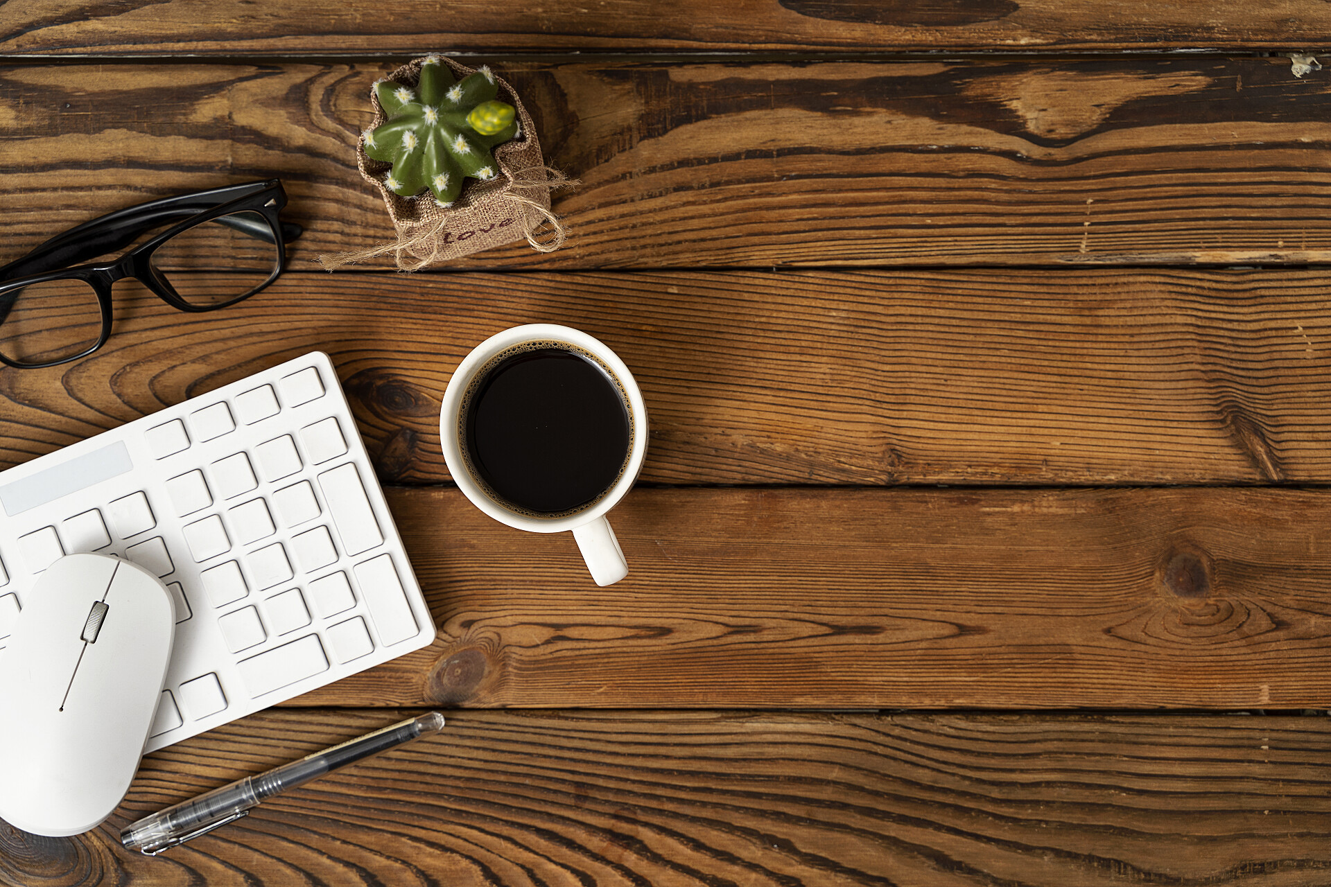 木桌上的学习办公用品