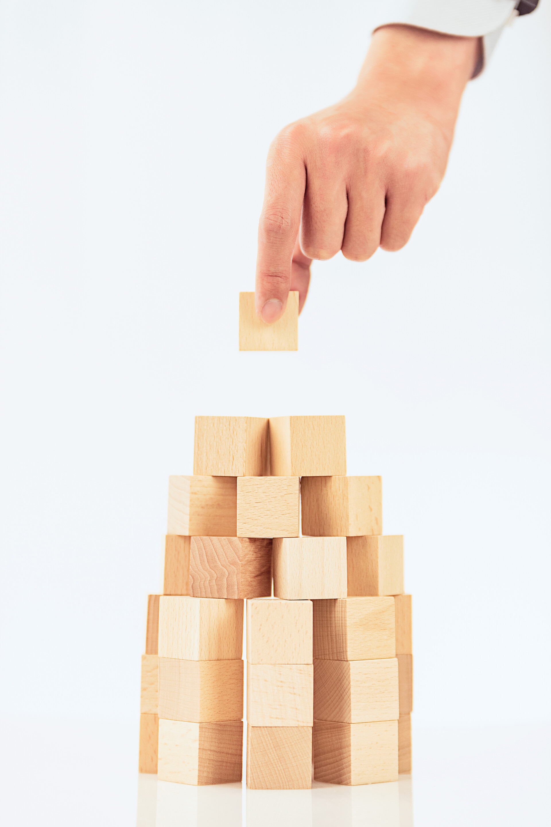 商务人士搭积木创意图片