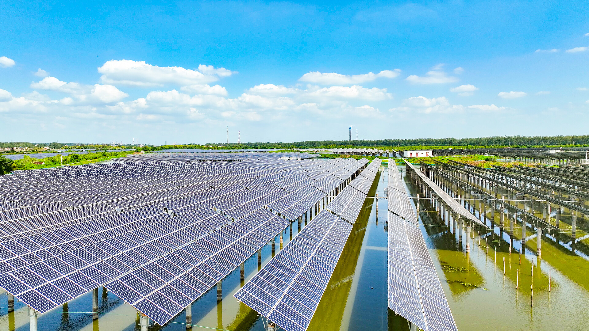 蓝天白云光伏太阳能发电