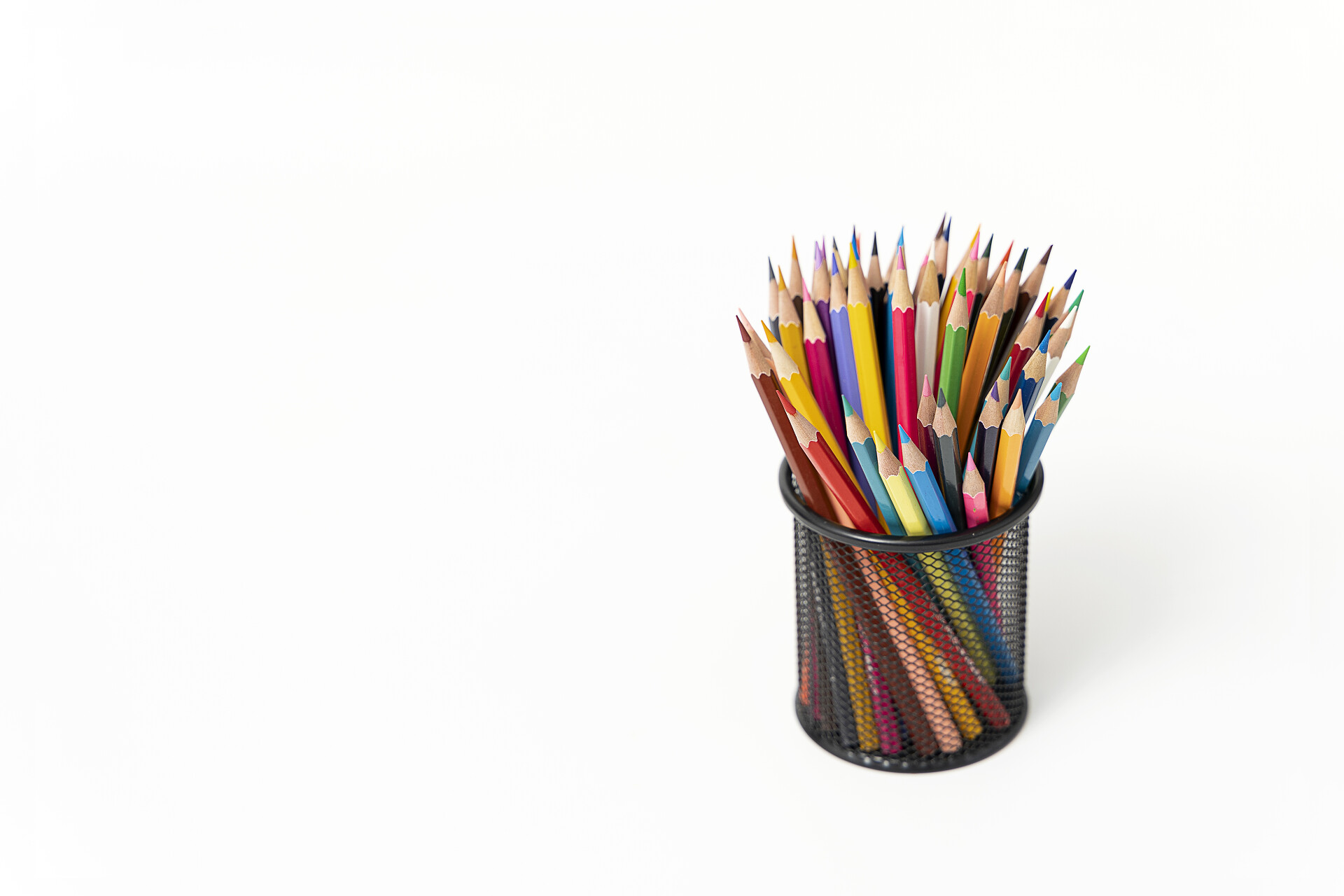 彩铅笔筒白色背景图