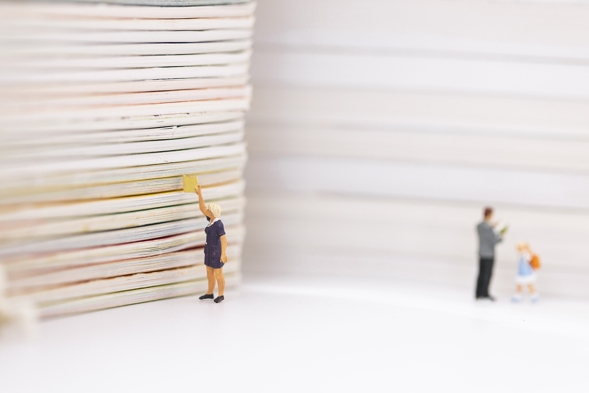 微缩创意手拿图书的人