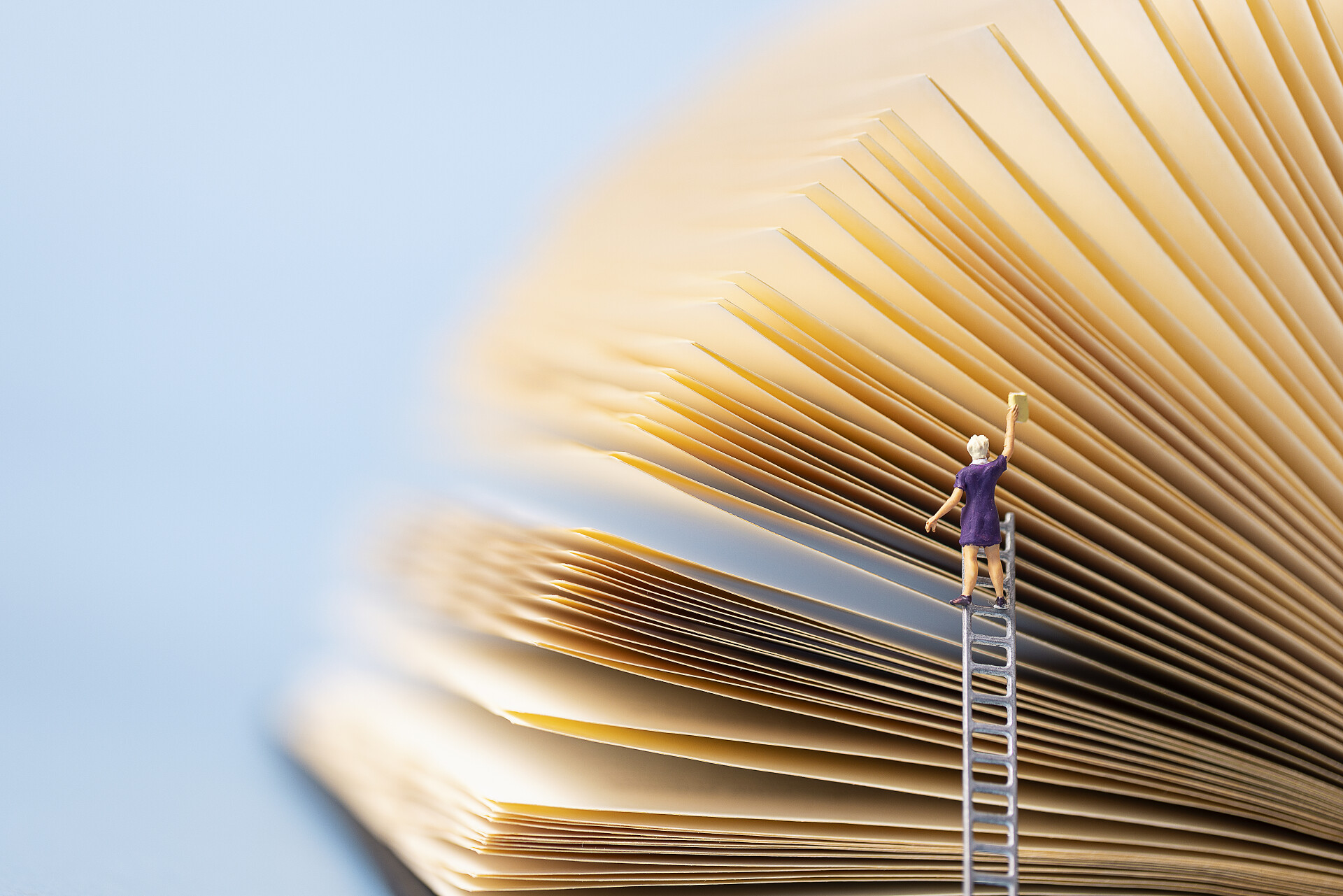 图书梯子微缩创意世界读书日海报