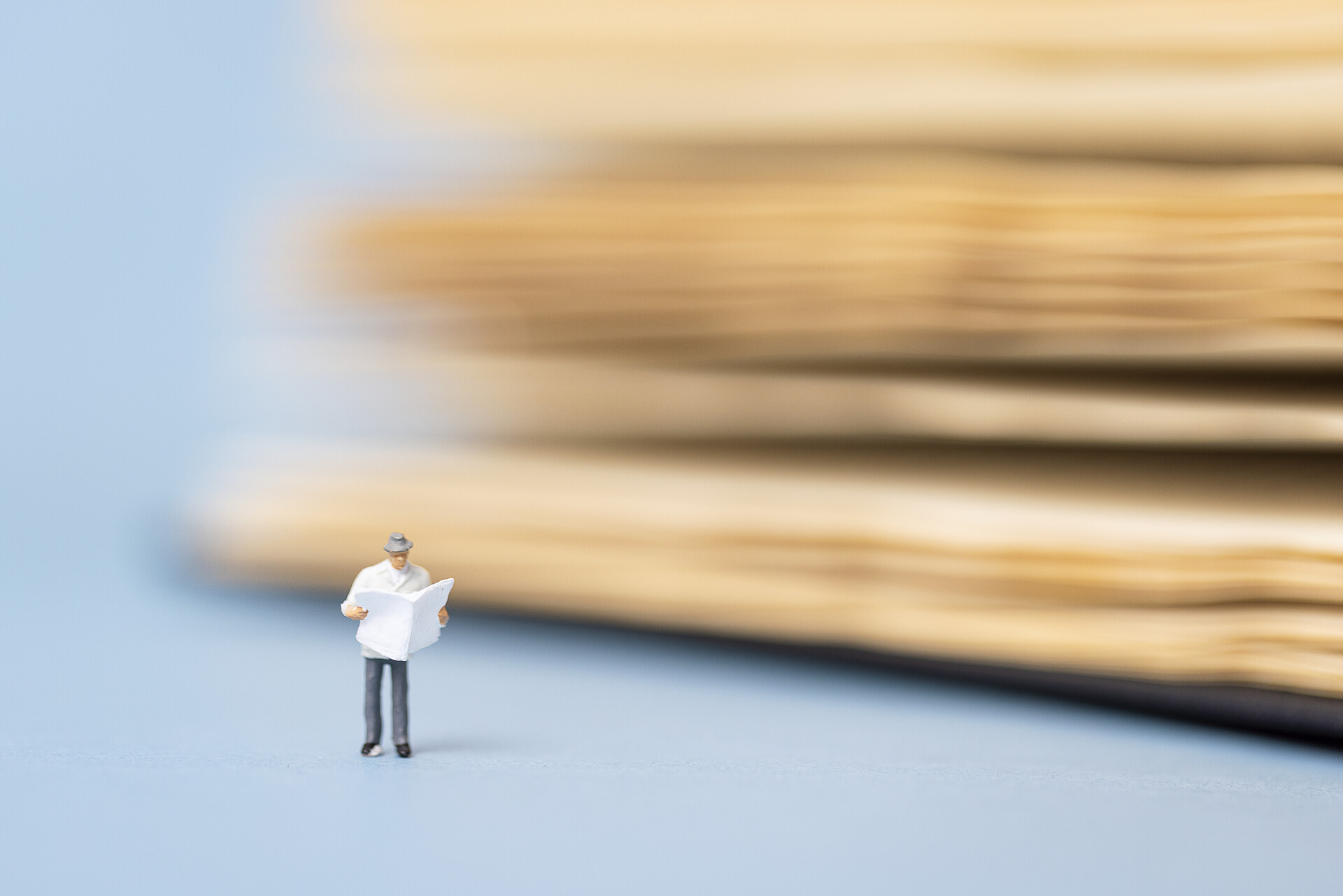 读书人微缩创意世界读书日