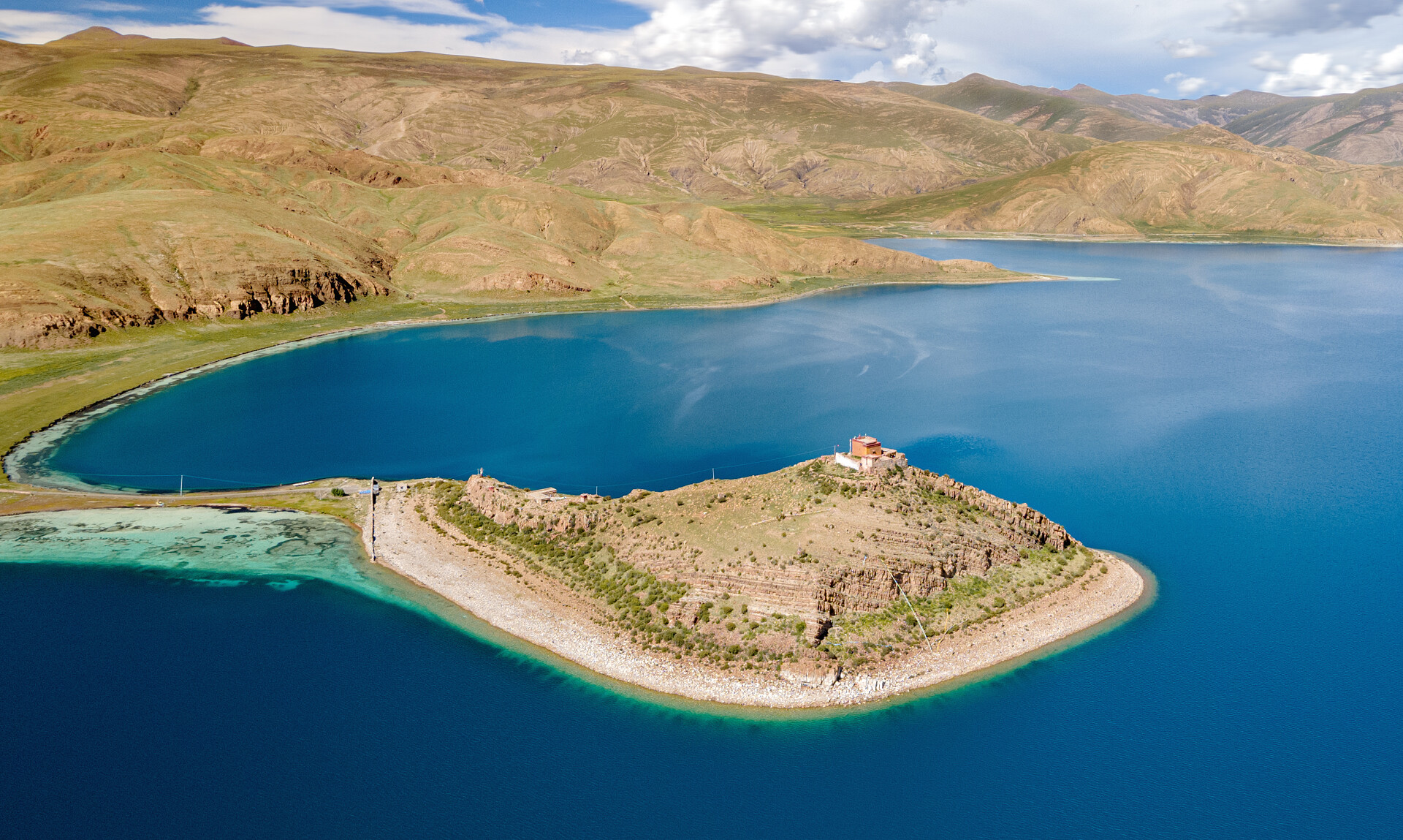西藏圣湖纳木措湖风景区摄影图