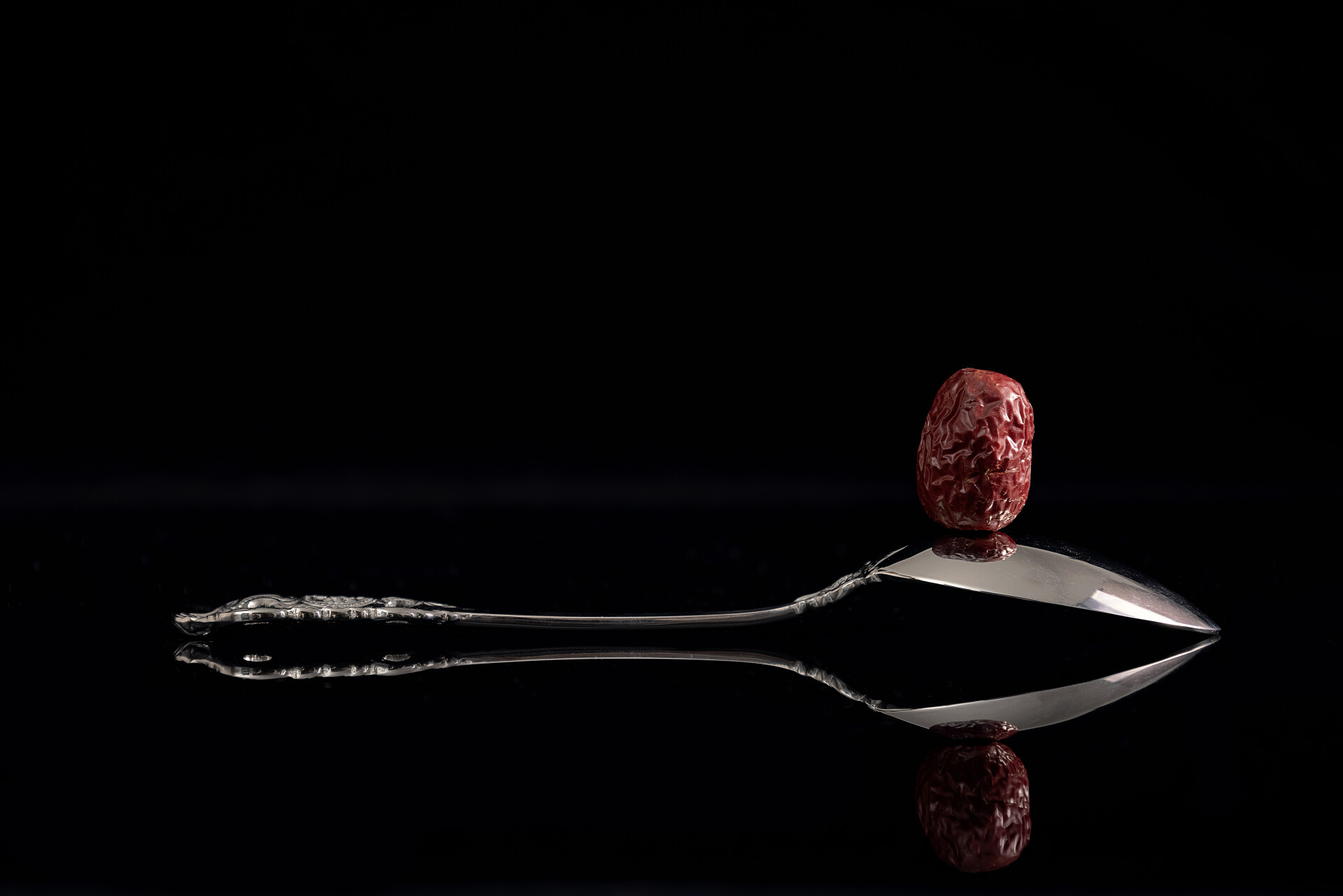 一颗大枣黑色背景