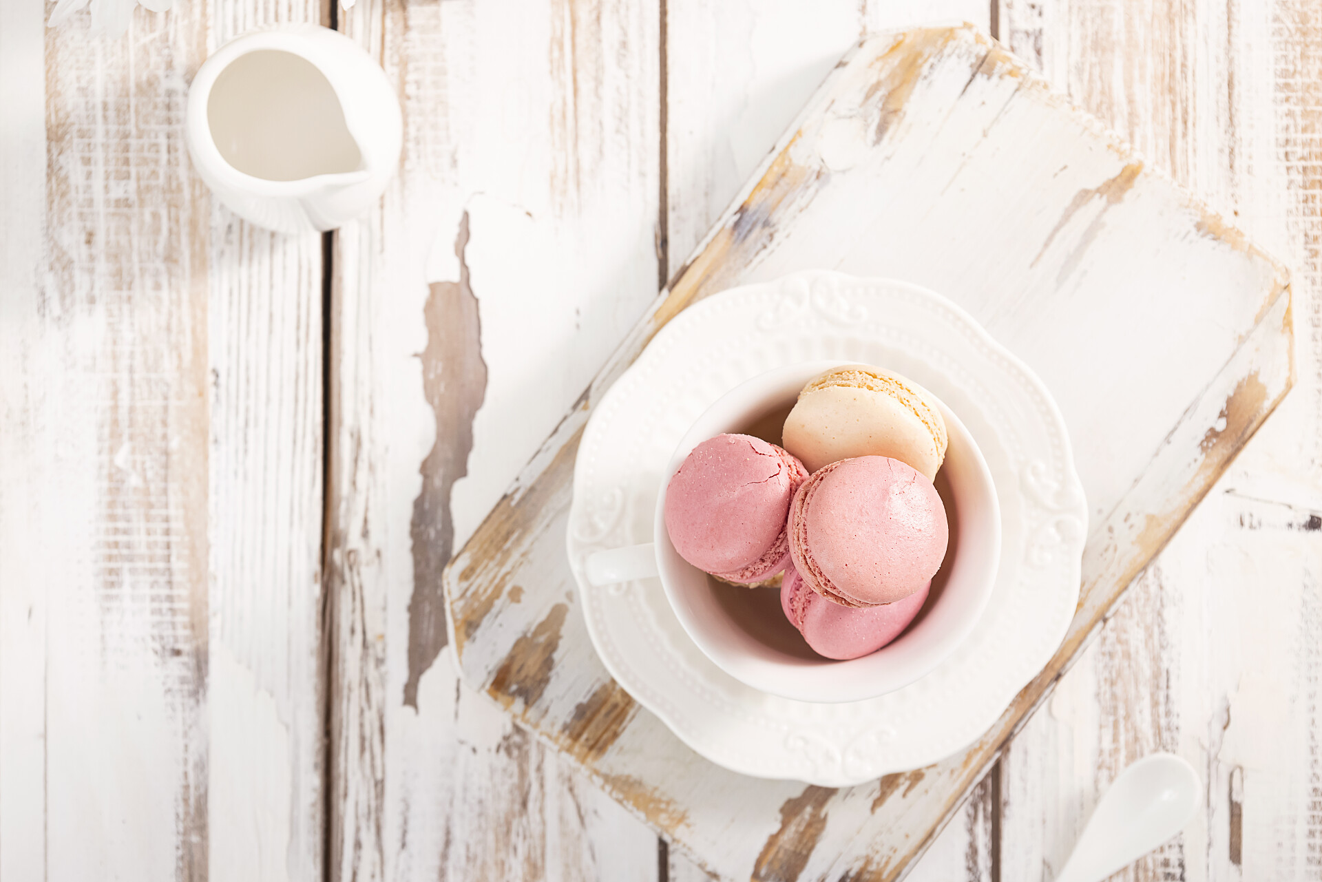 马卡龙法式糕点白色木桌背景