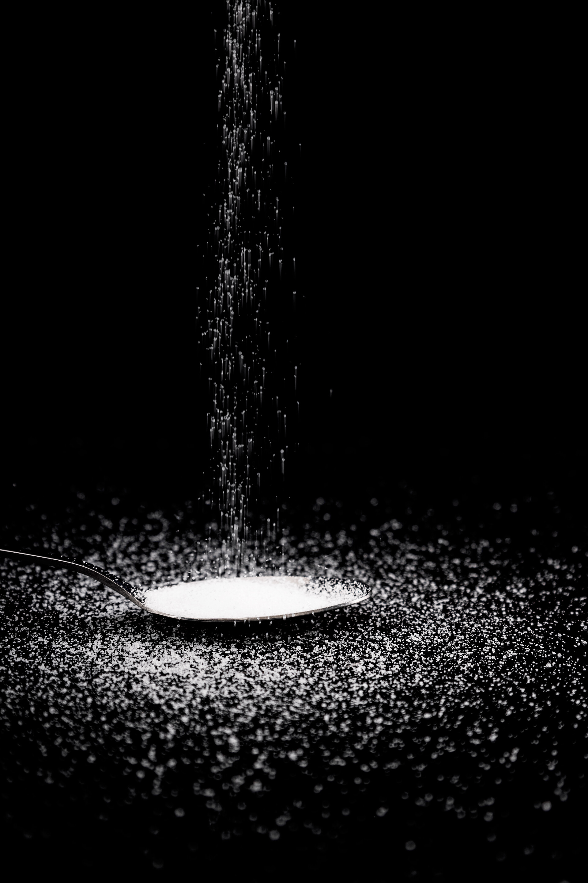 散落的食用盐高清黑色背景图