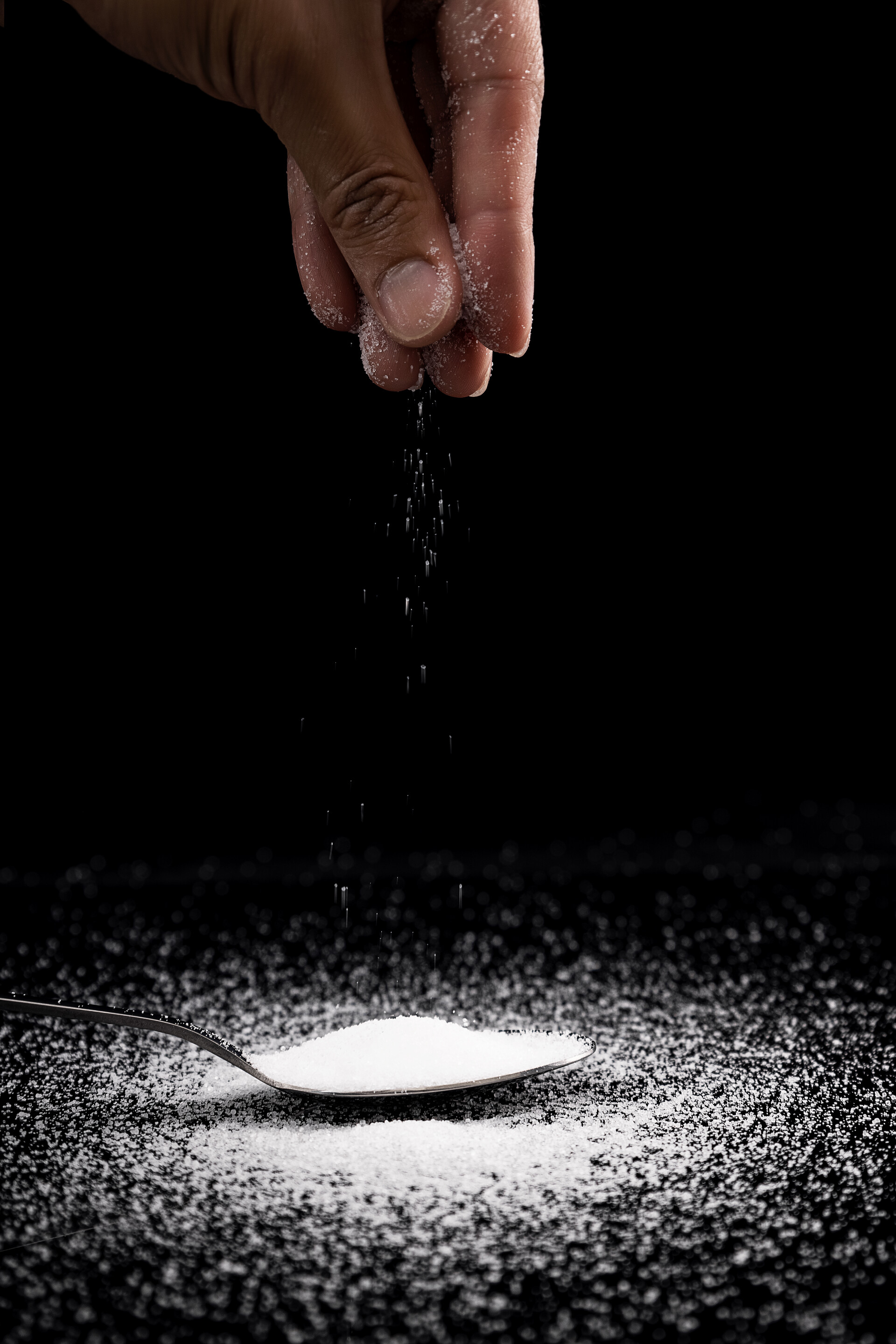 手捏食用盐高清图片