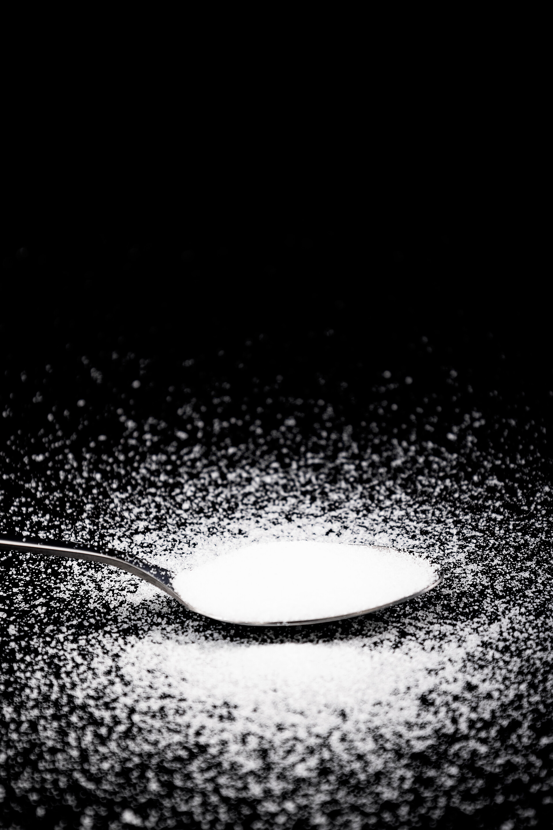 黑色桌面的盐素材图