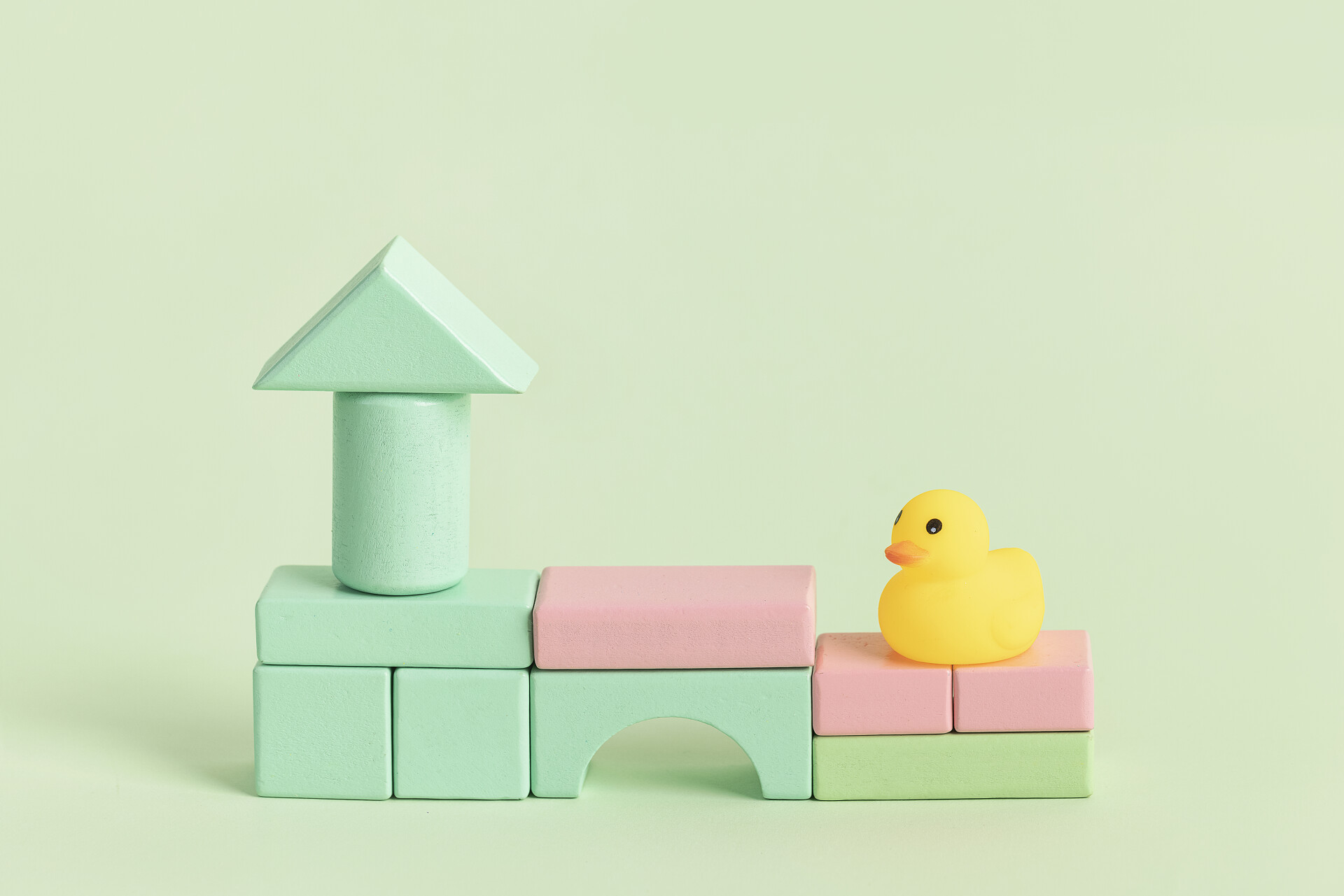 小黄鸭创意儿童节绿色背景