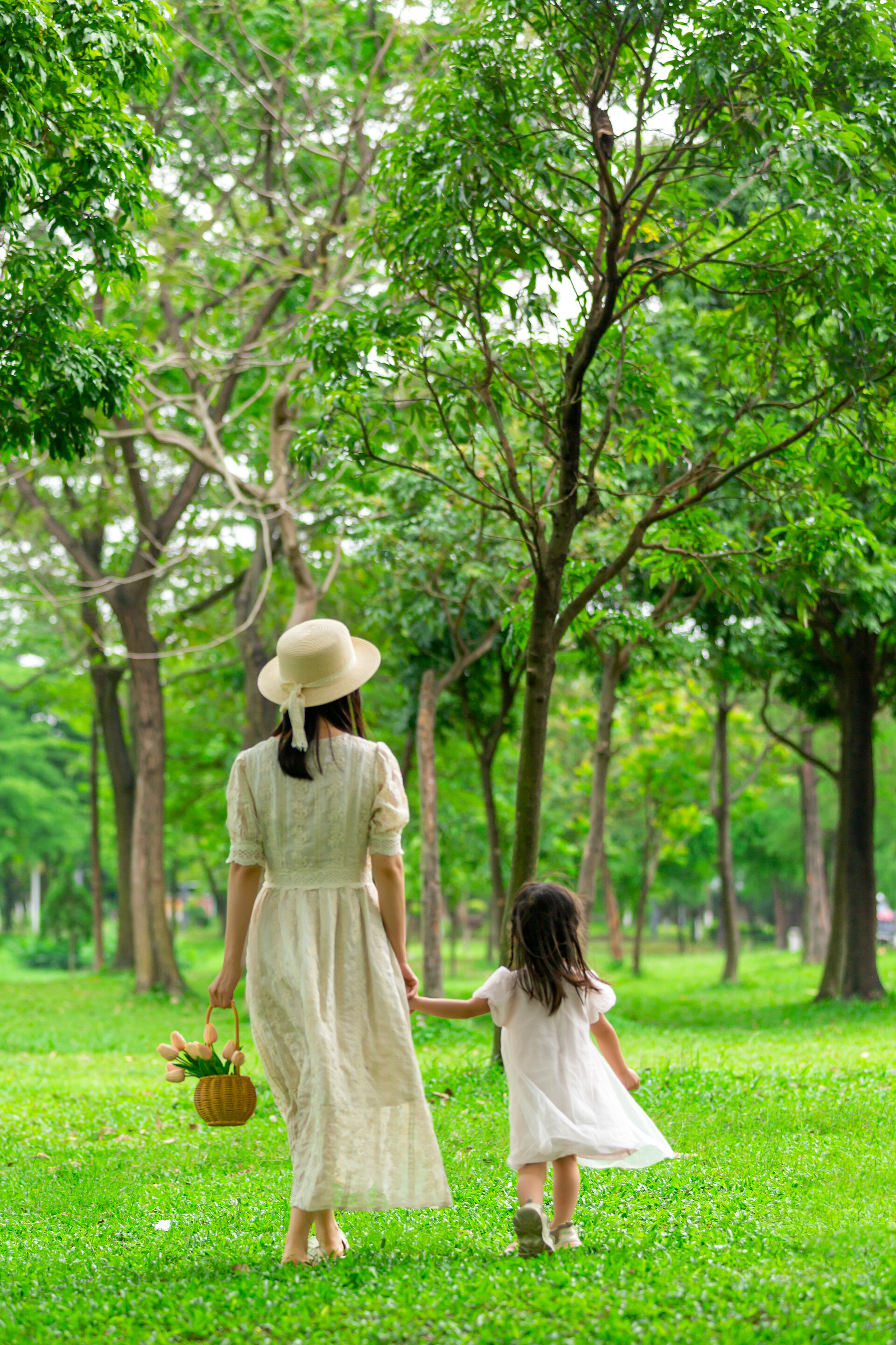 母亲节母女草地上背影