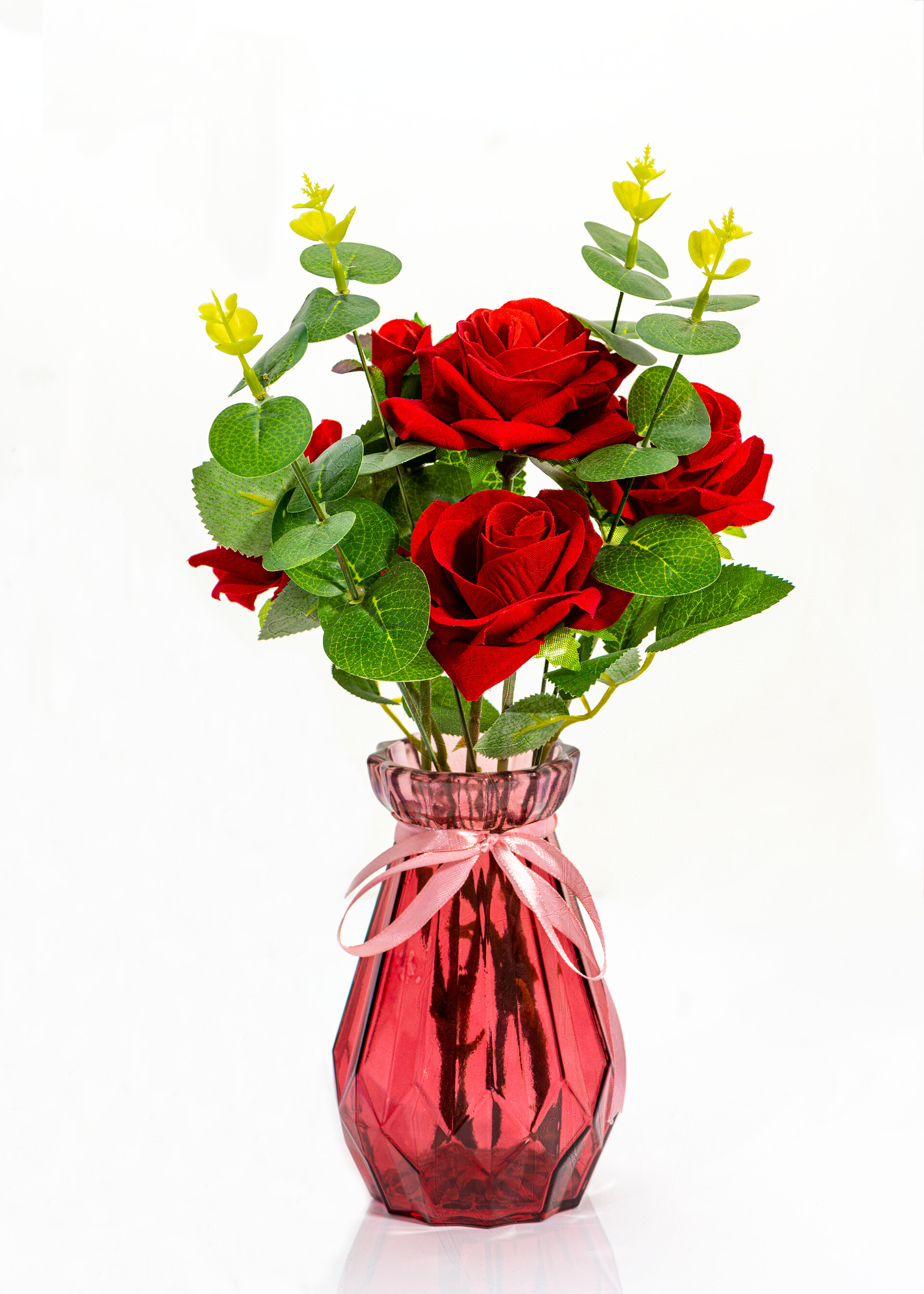 带花瓶的一束火红鲜艳的玫瑰花