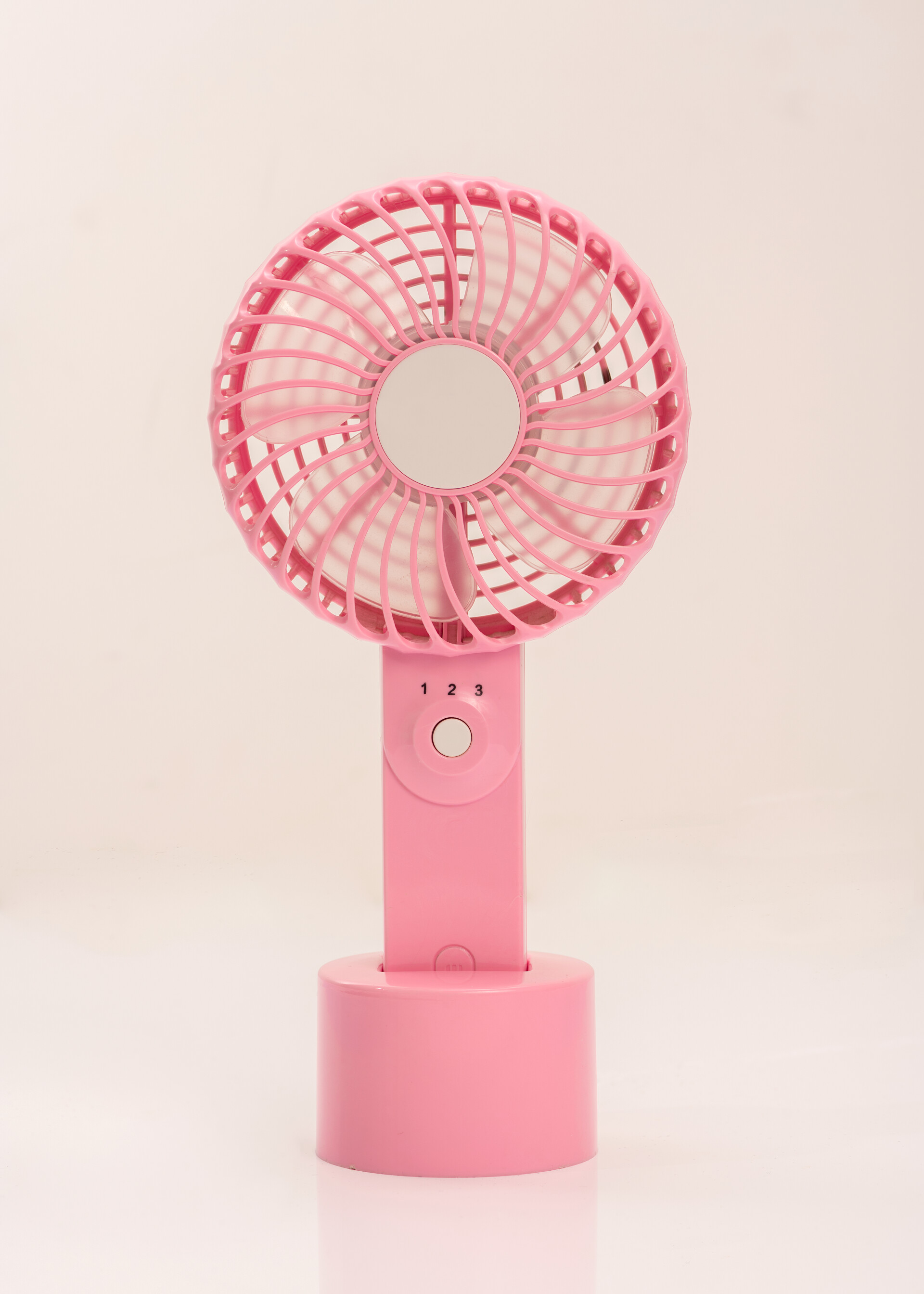 清凉夏日的粉色的便携小风扇