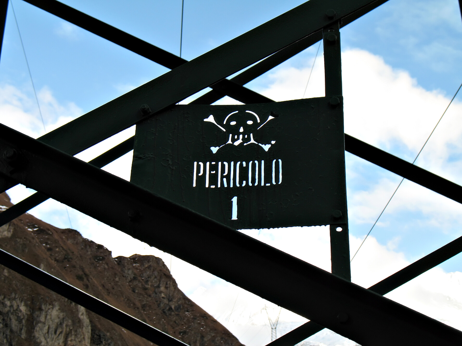 水电高压电气线路上的警示牌电动高压危险