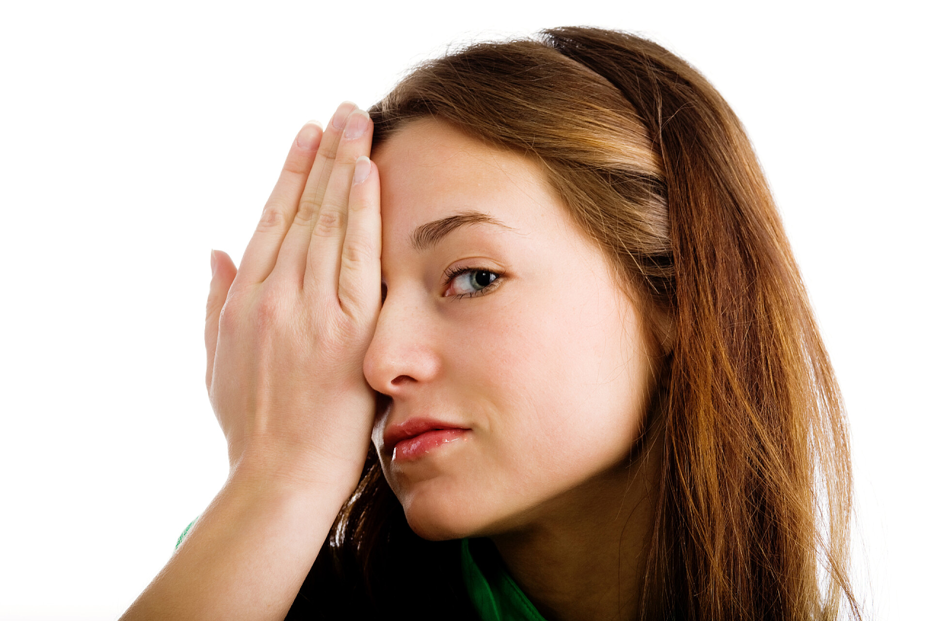 白色背景一手蒙住眼睛的年轻女性覆盖她的眼睛的女人