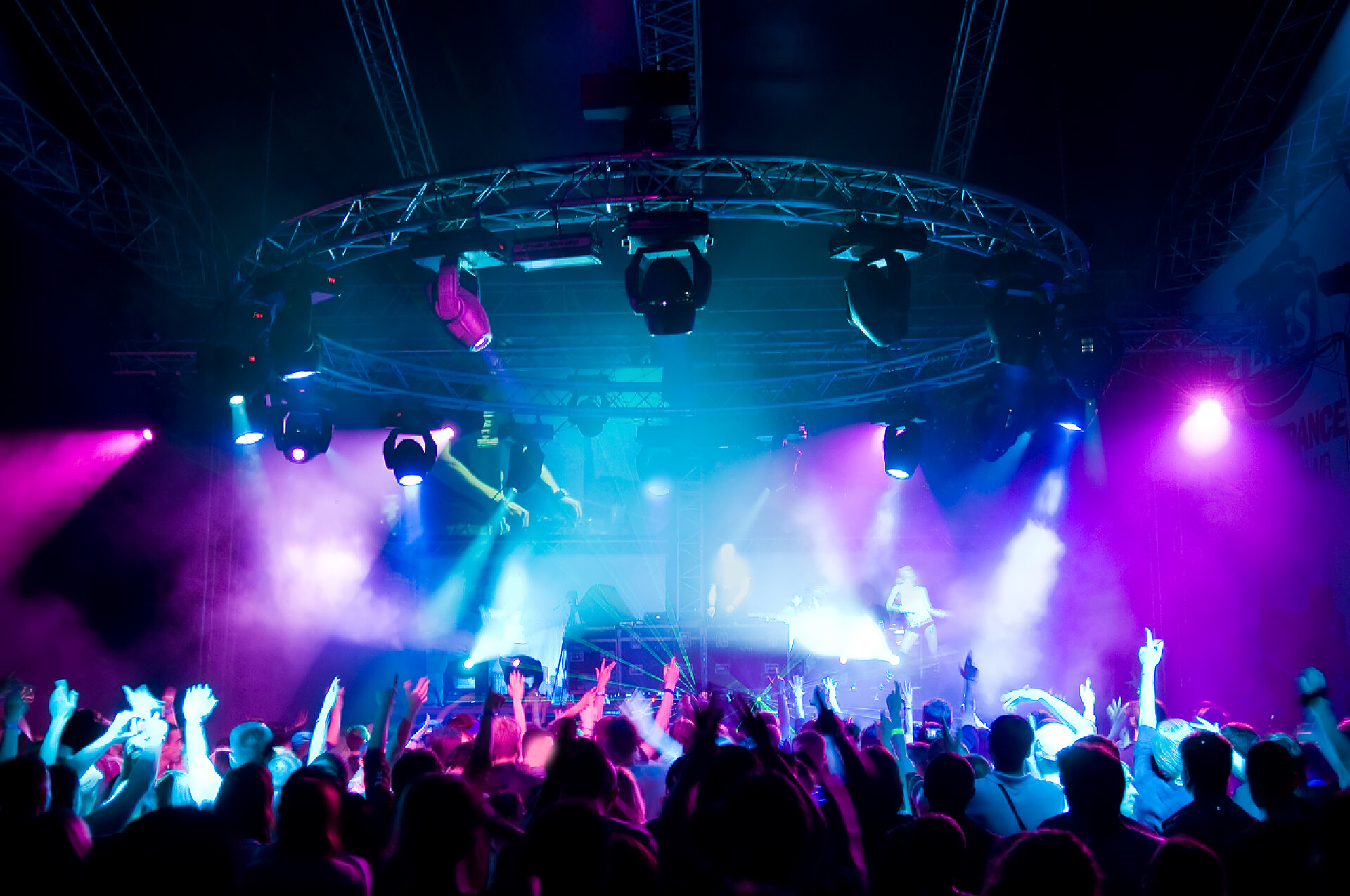 开着闪光灯的音乐会在音乐会上挂