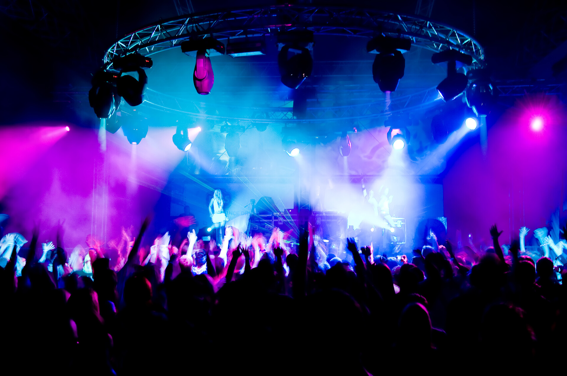 闪光灯激情四射的演唱会在音乐会上，匿名跳舞