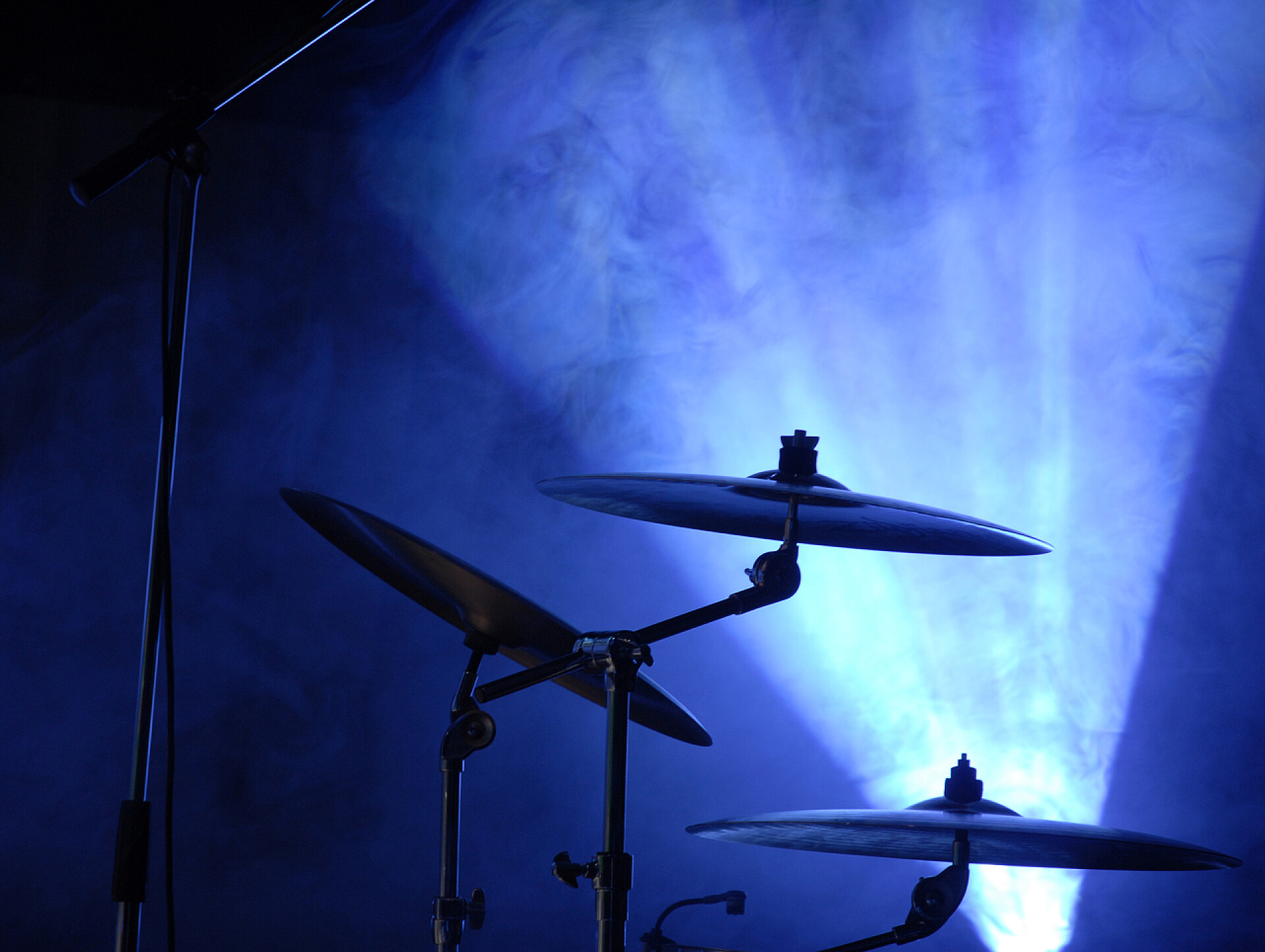 蓝色光探照灯和架子鼓钹集