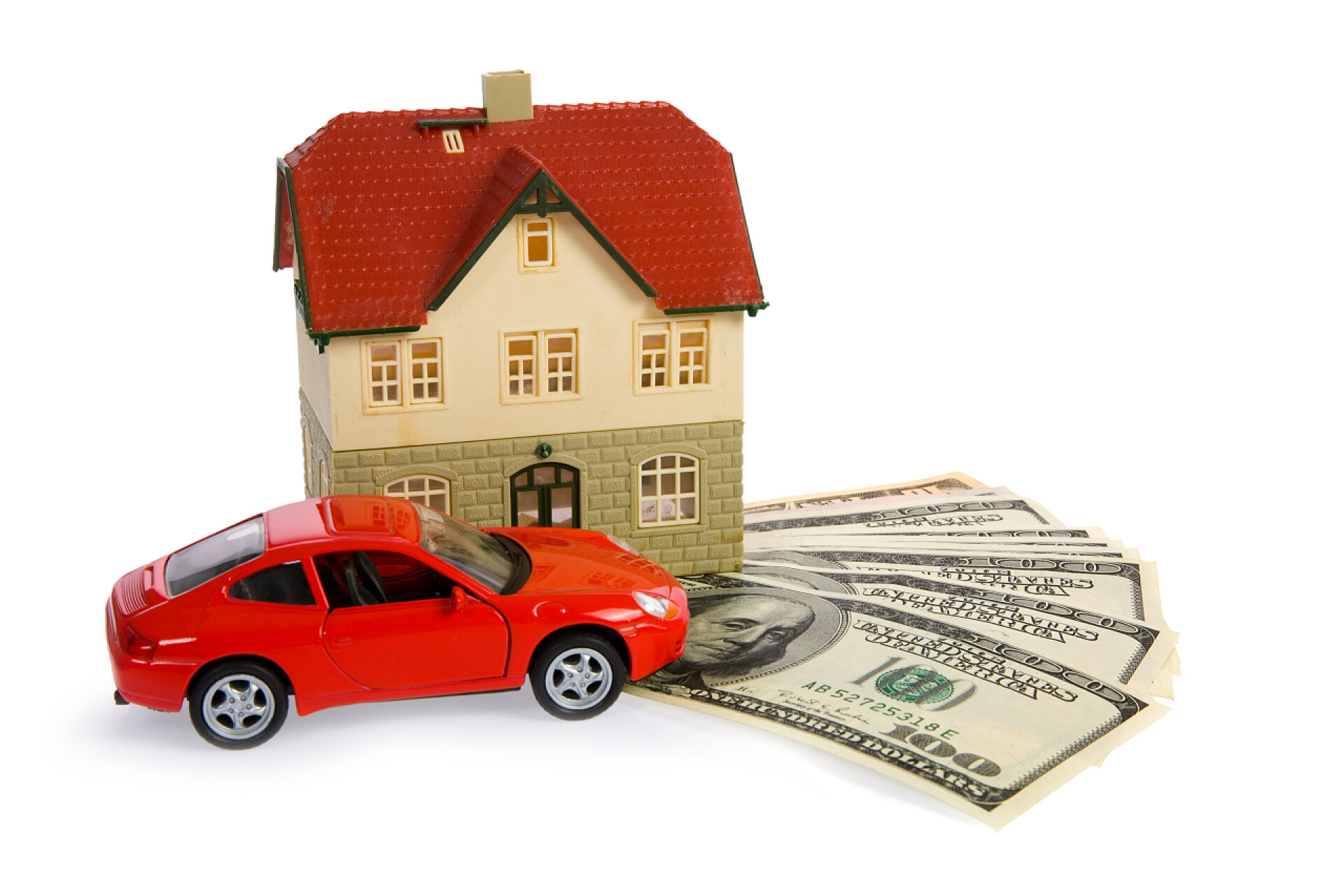 在白色背景上的微型房子汽车和美元在白色背景上的房子.