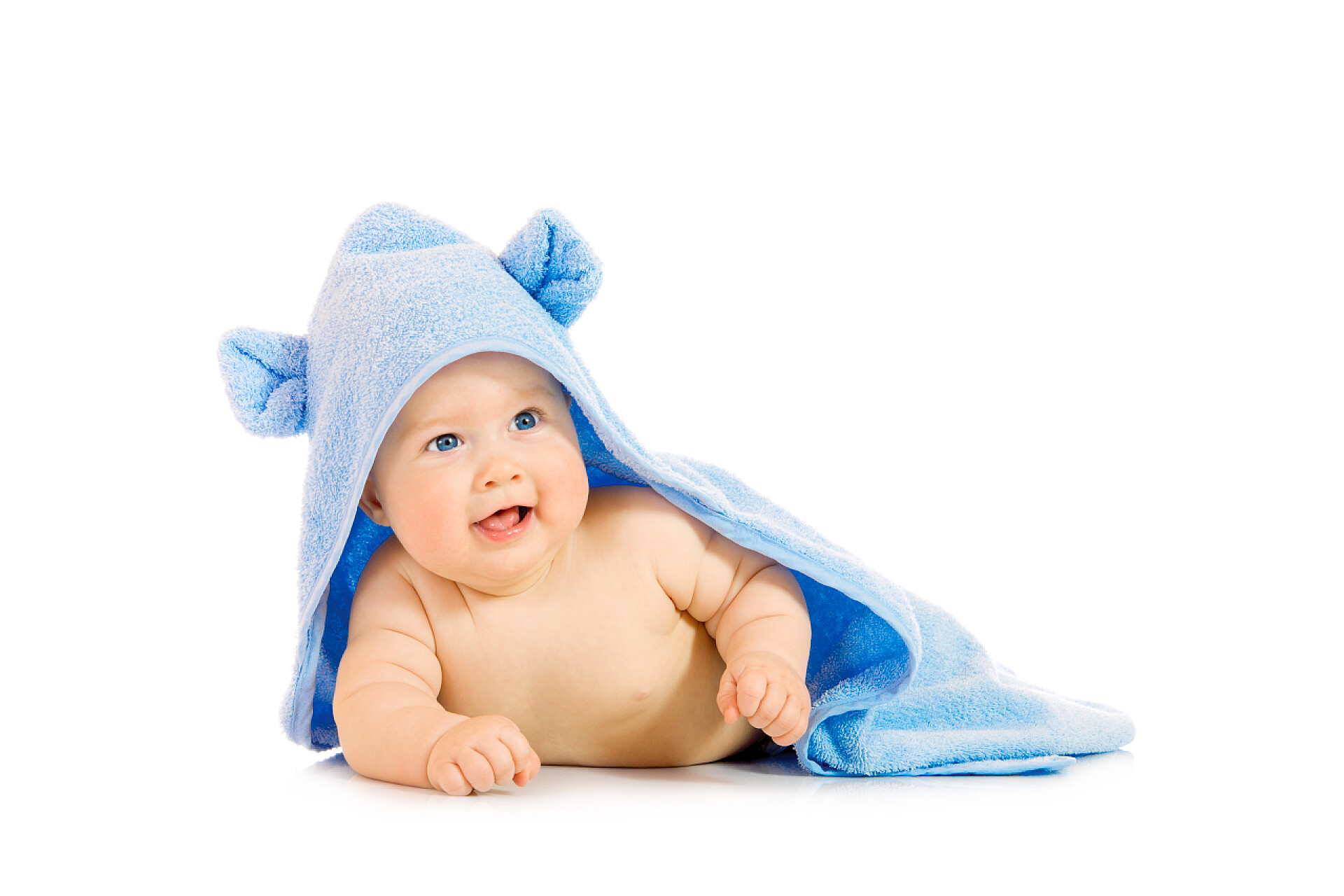 在白色背景上带着蓝色毛巾的小宝贝用一条毛巾的小微笑宝贝