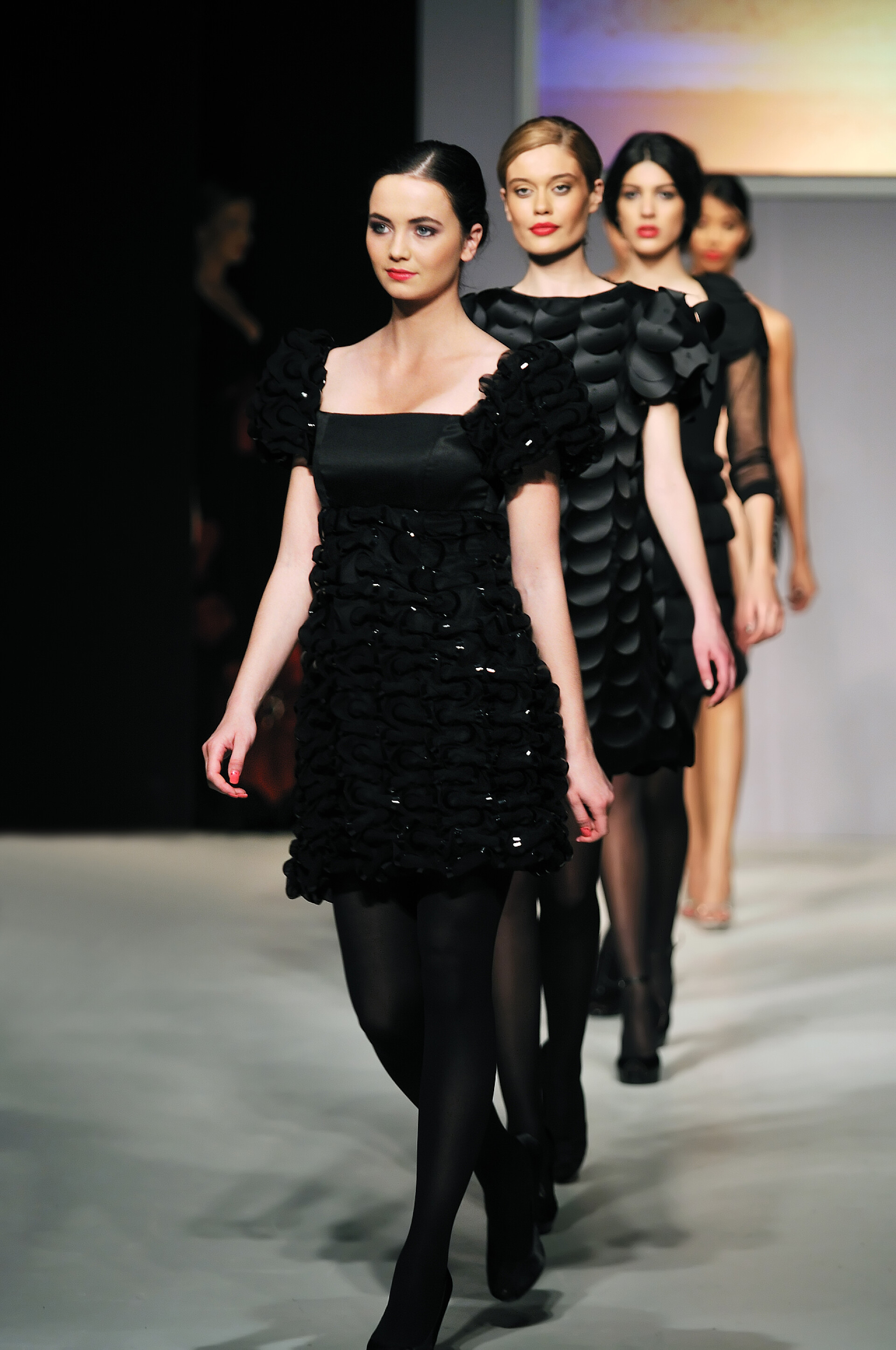 时尚的年轻女子穿豪华礼服在时装秀走秀时装秀女人