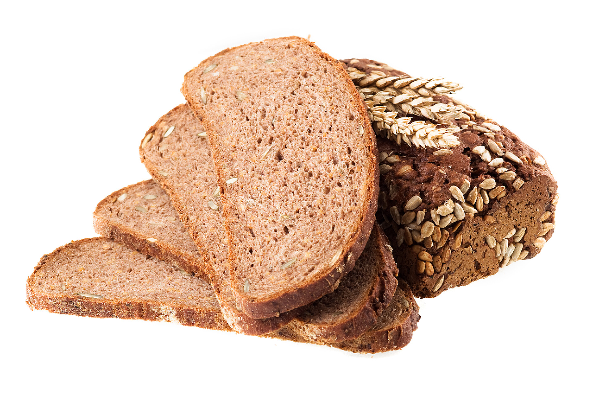白色背景上的全麦面包片全麦面包