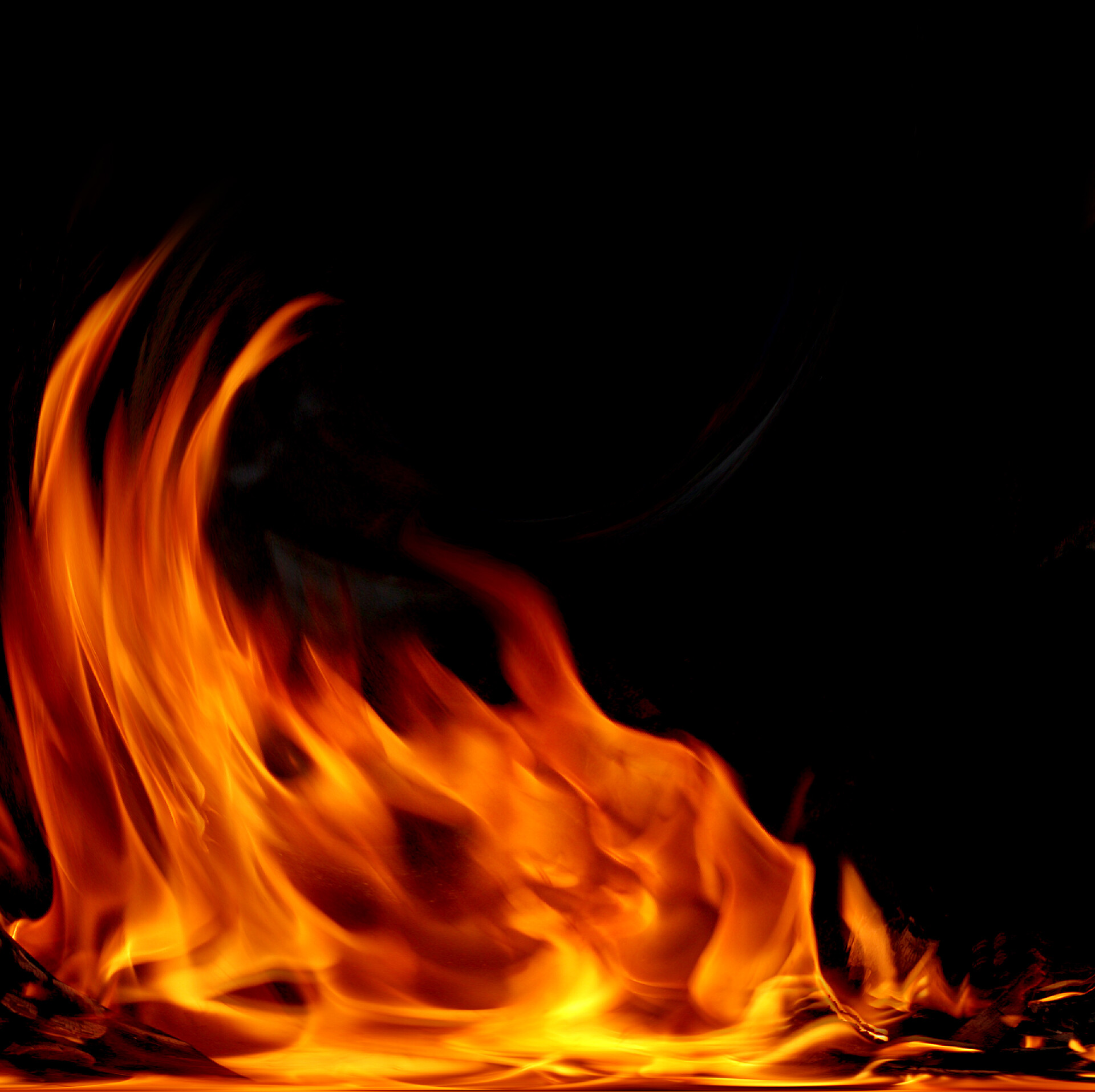 黑色背景一团正在燃烧的火焰火焰