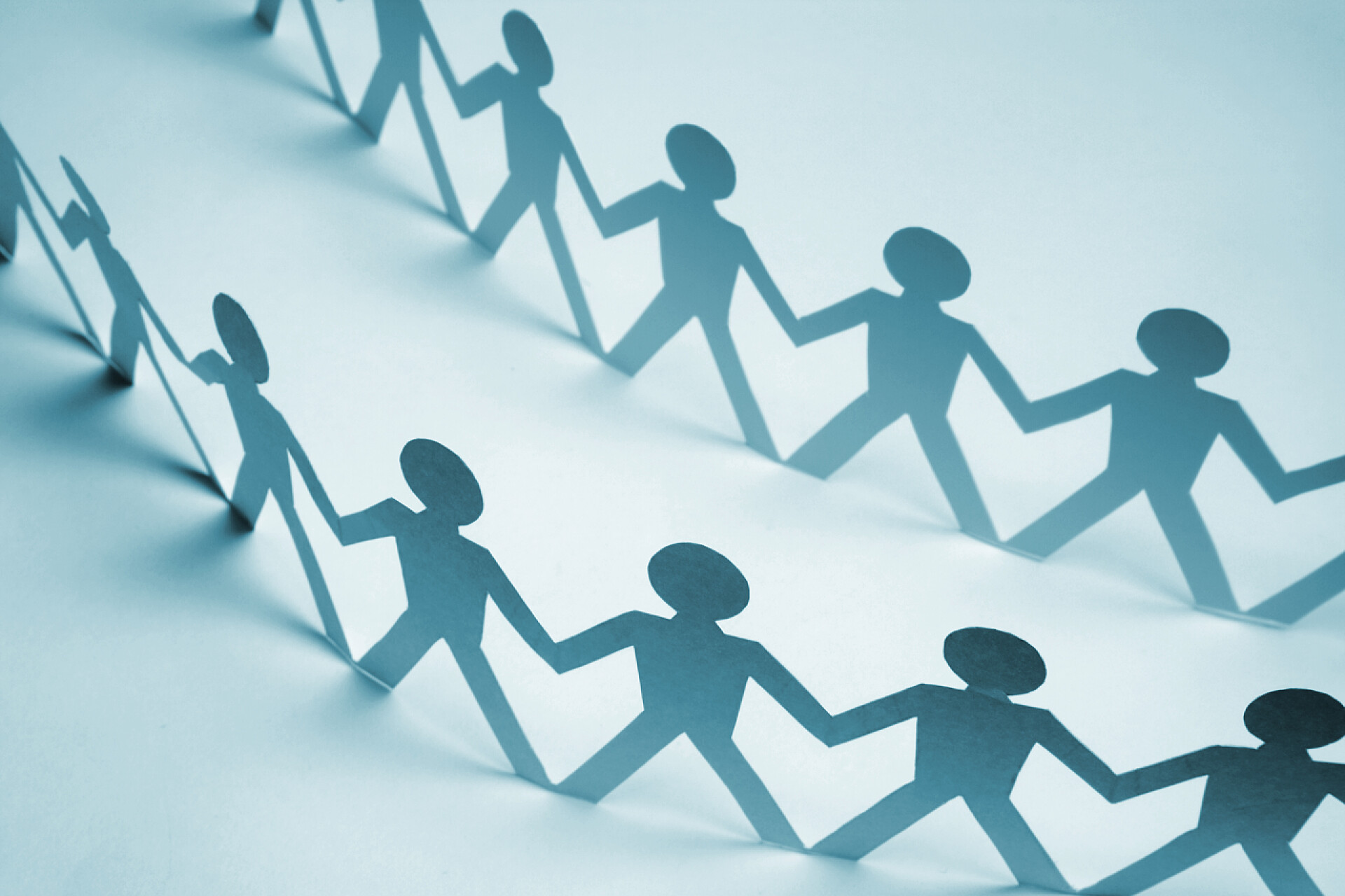 两排手拉着手的剪纸纸人纸娃娃