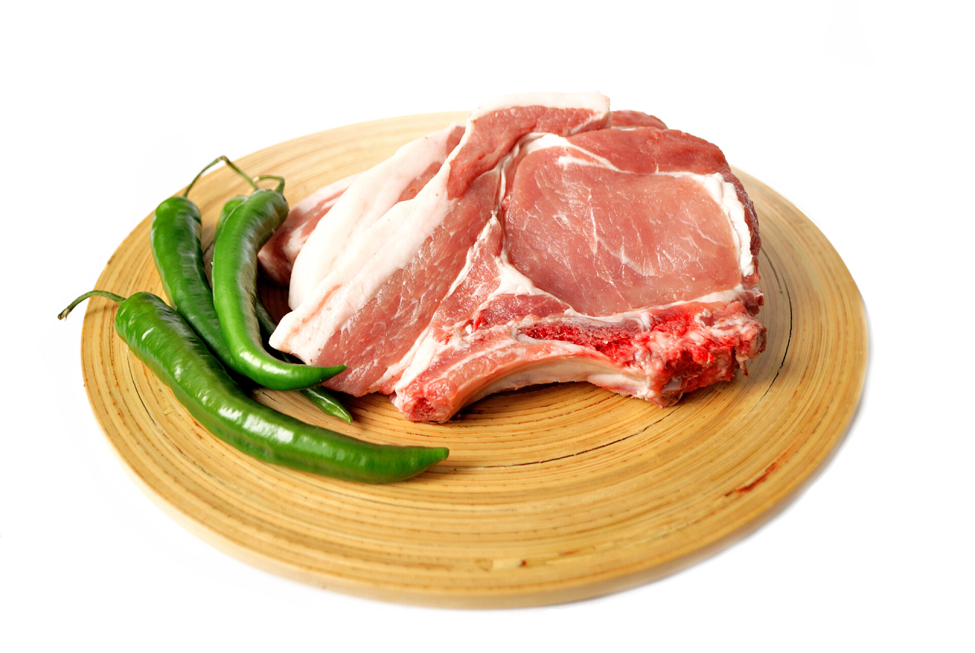 木质菜板上的猪肉和辣椒猪肉排骨