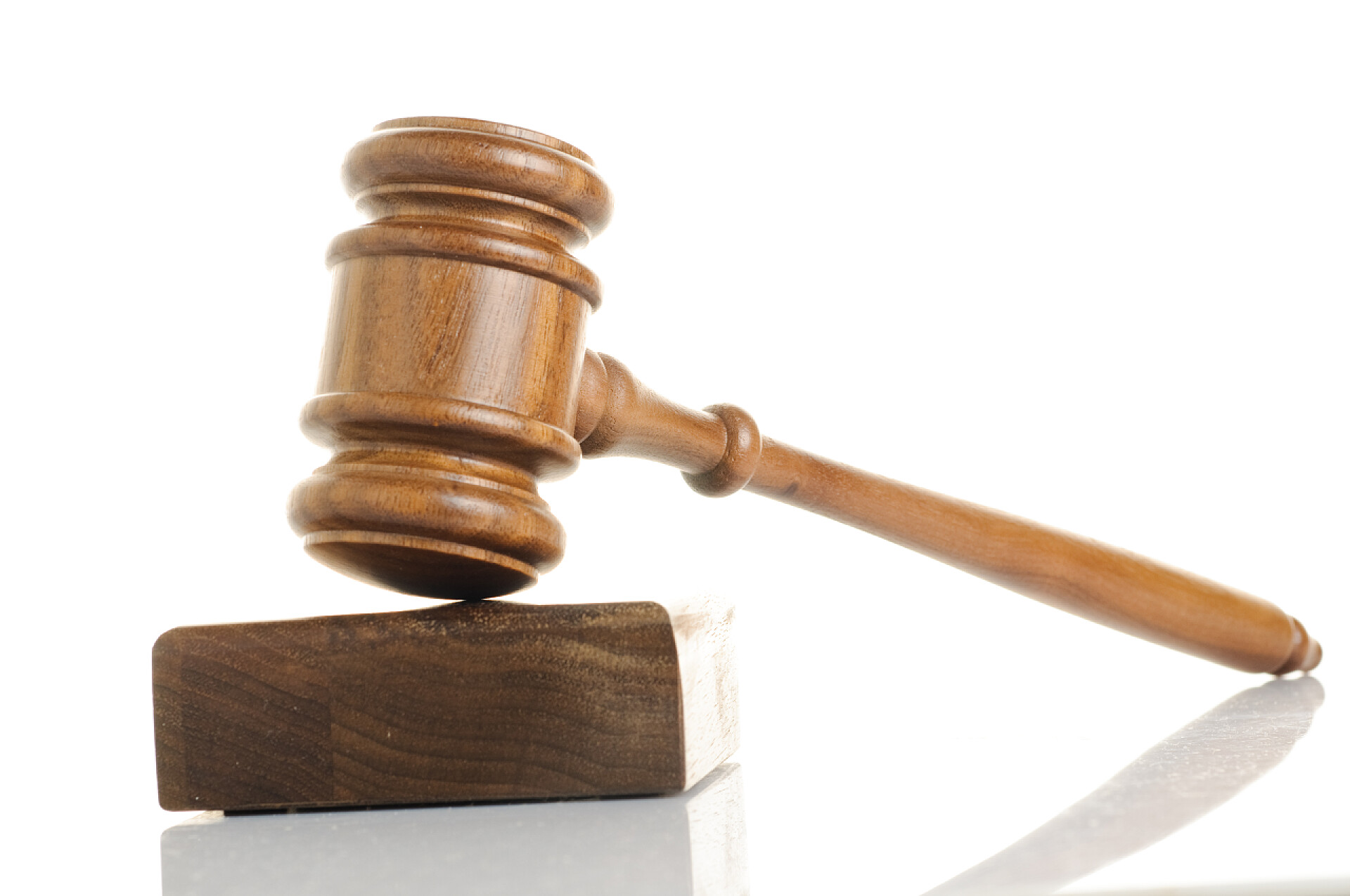 白色背景上一个司法锤司法概念