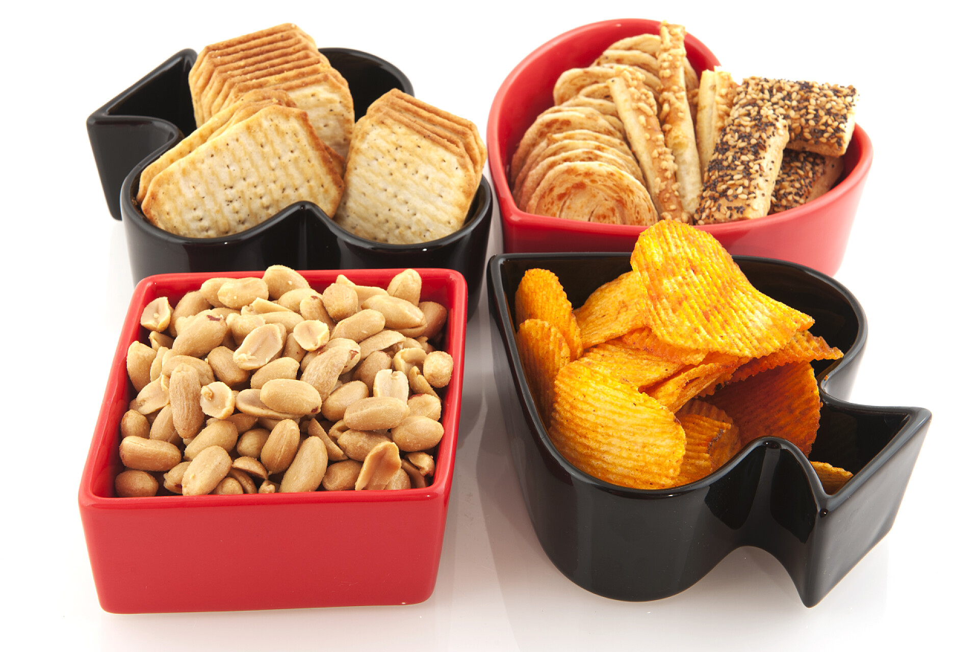 白色背景上各种小吃玩纸牌符号与盐渍小吃