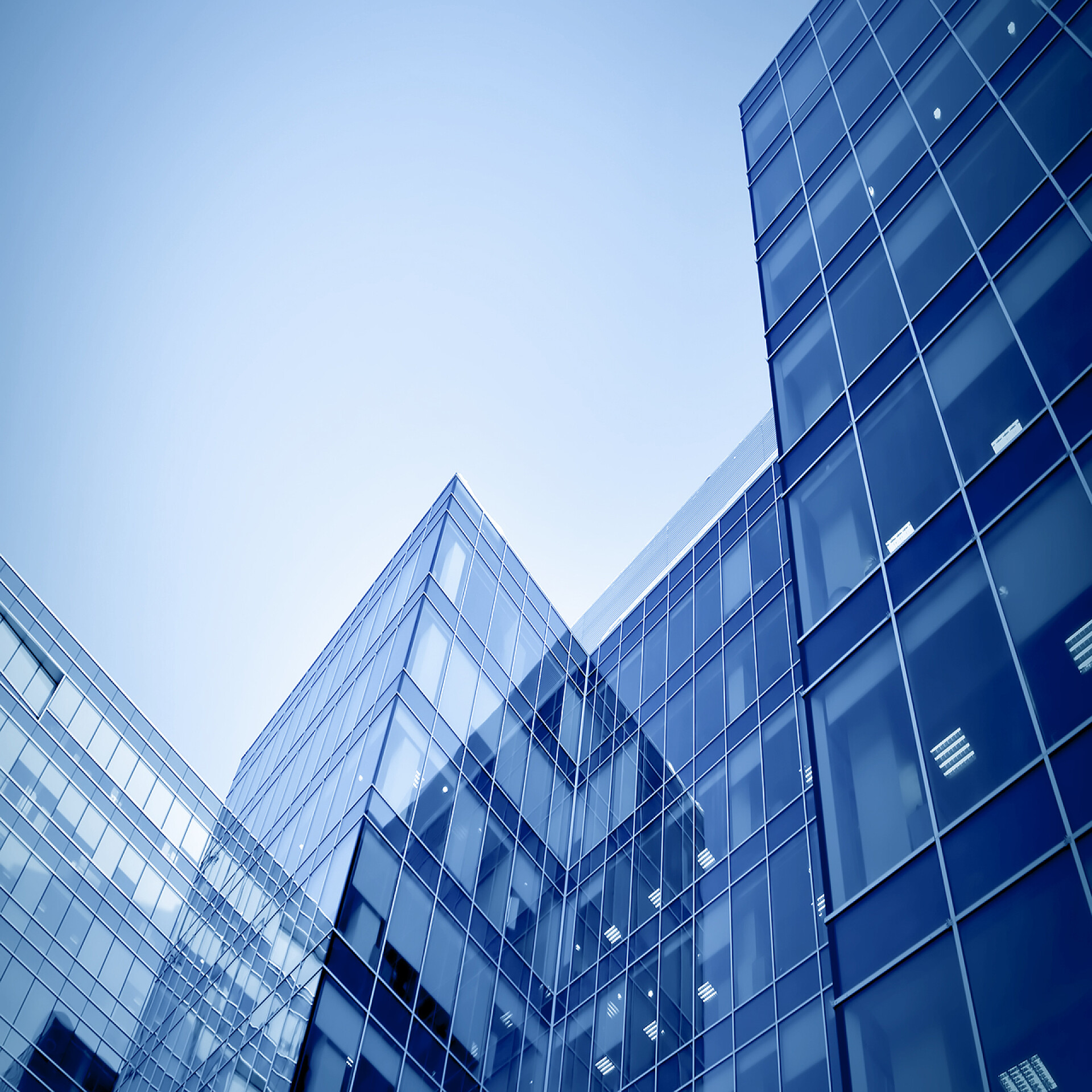 仰拍明亮蓝色城市建筑高楼大厦现代建筑商务办公配图在晚上的现代商务中心