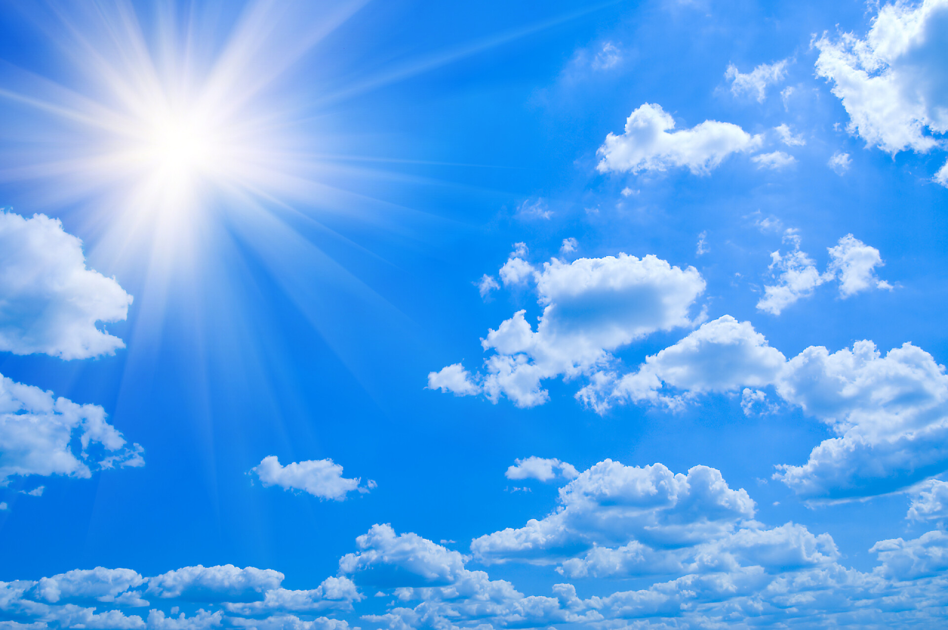 蓝色晴朗天空中的云朵和太阳美蓝的天空云