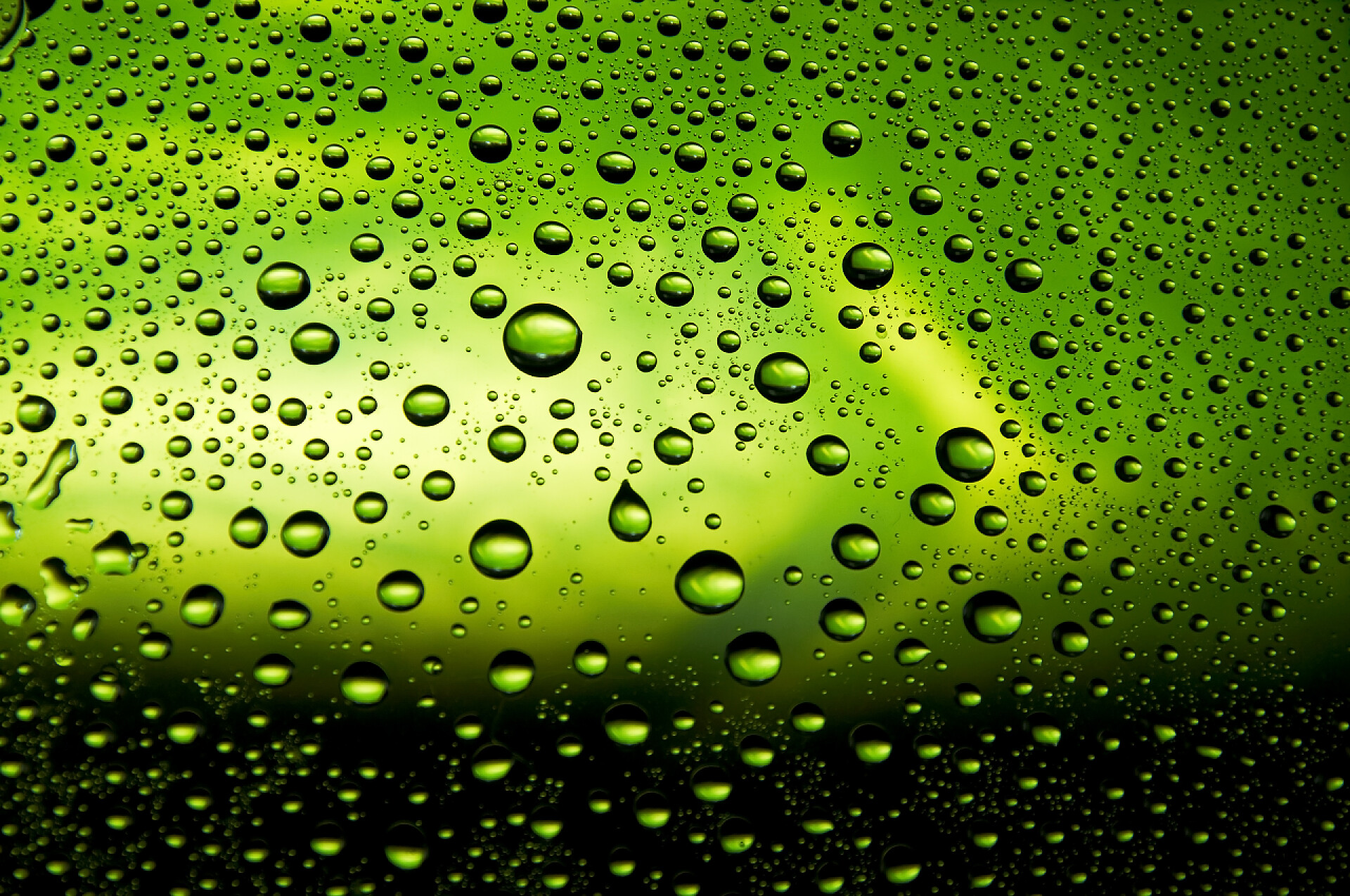 雨天玻璃上聚集着很多小水珠许多水滴