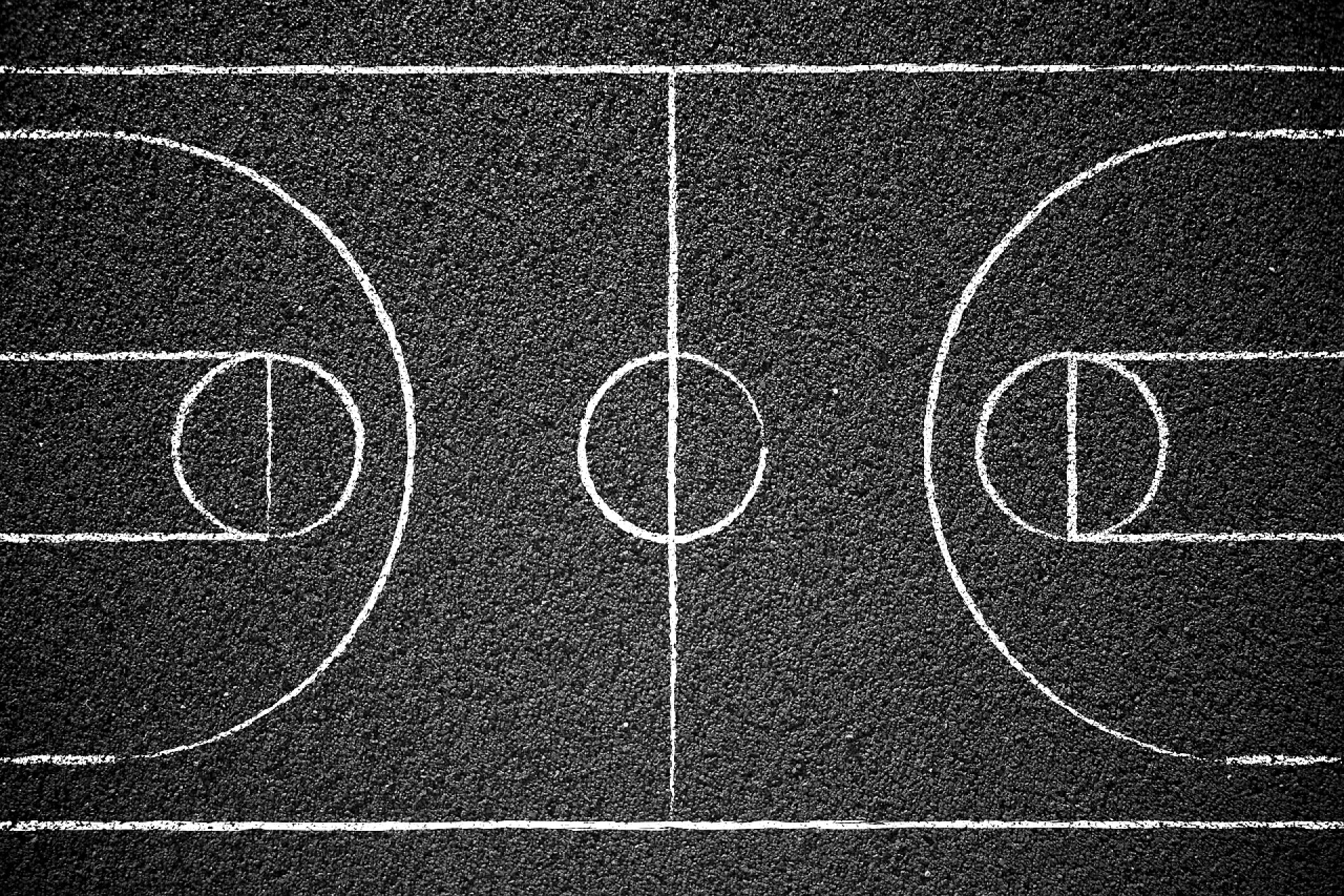 俯拍黑色地面上的篮球框架街头篮球法院