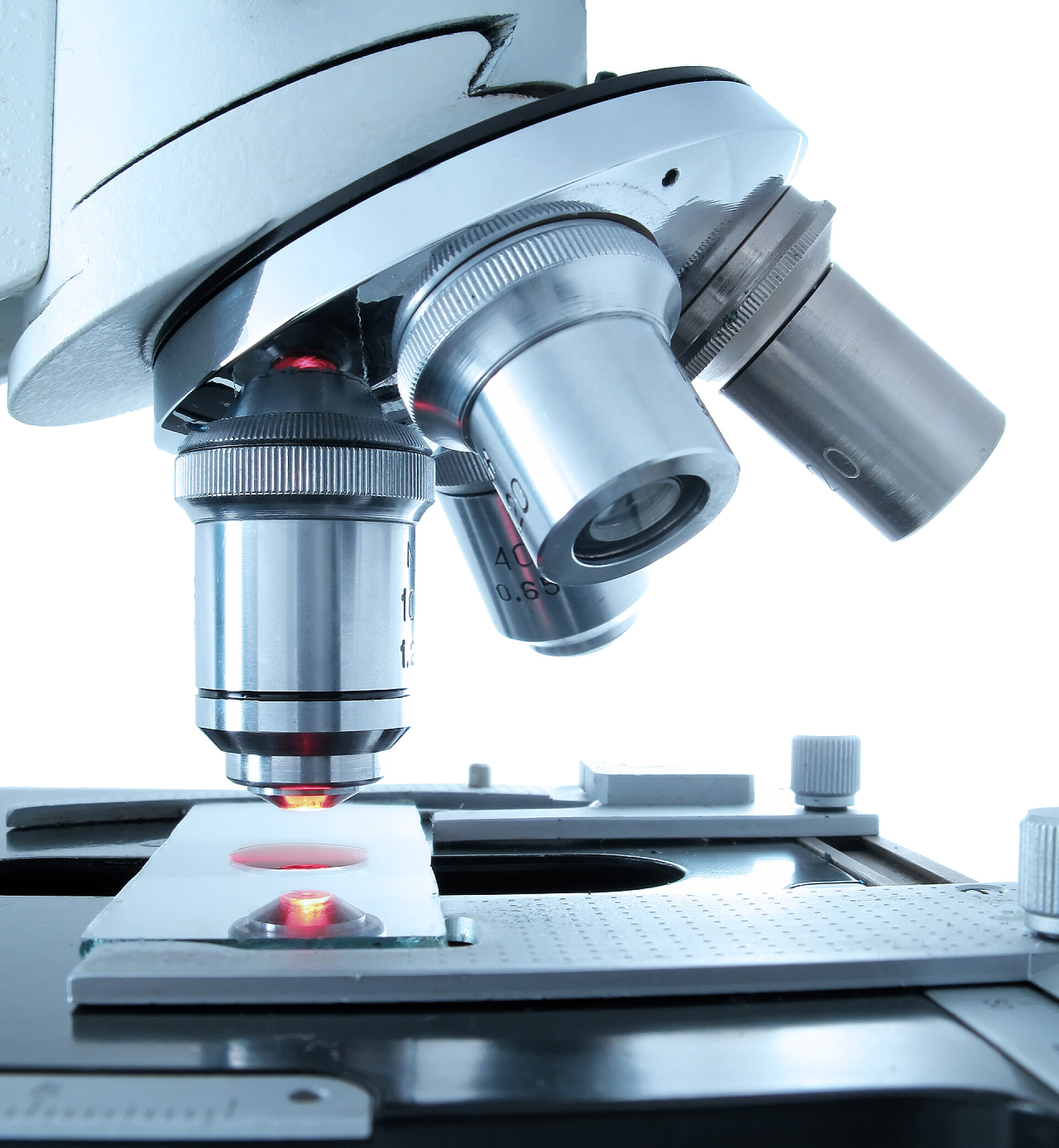 白色背景上显微镜正在检测血液样本医疗健康配图显微镜与血液样本