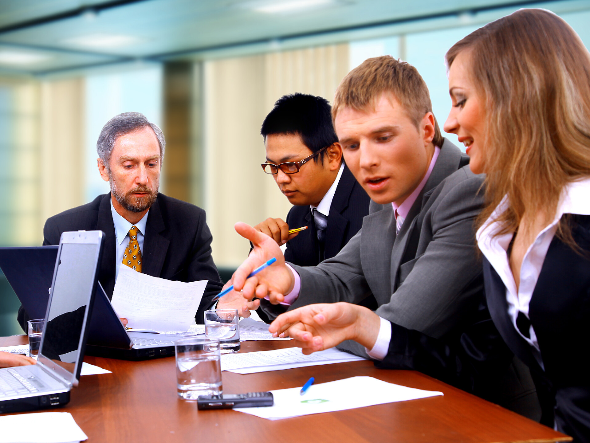 一群正在会议室里讨论工作的员工商务配图微笑着坐在办公室的业务会议的工作