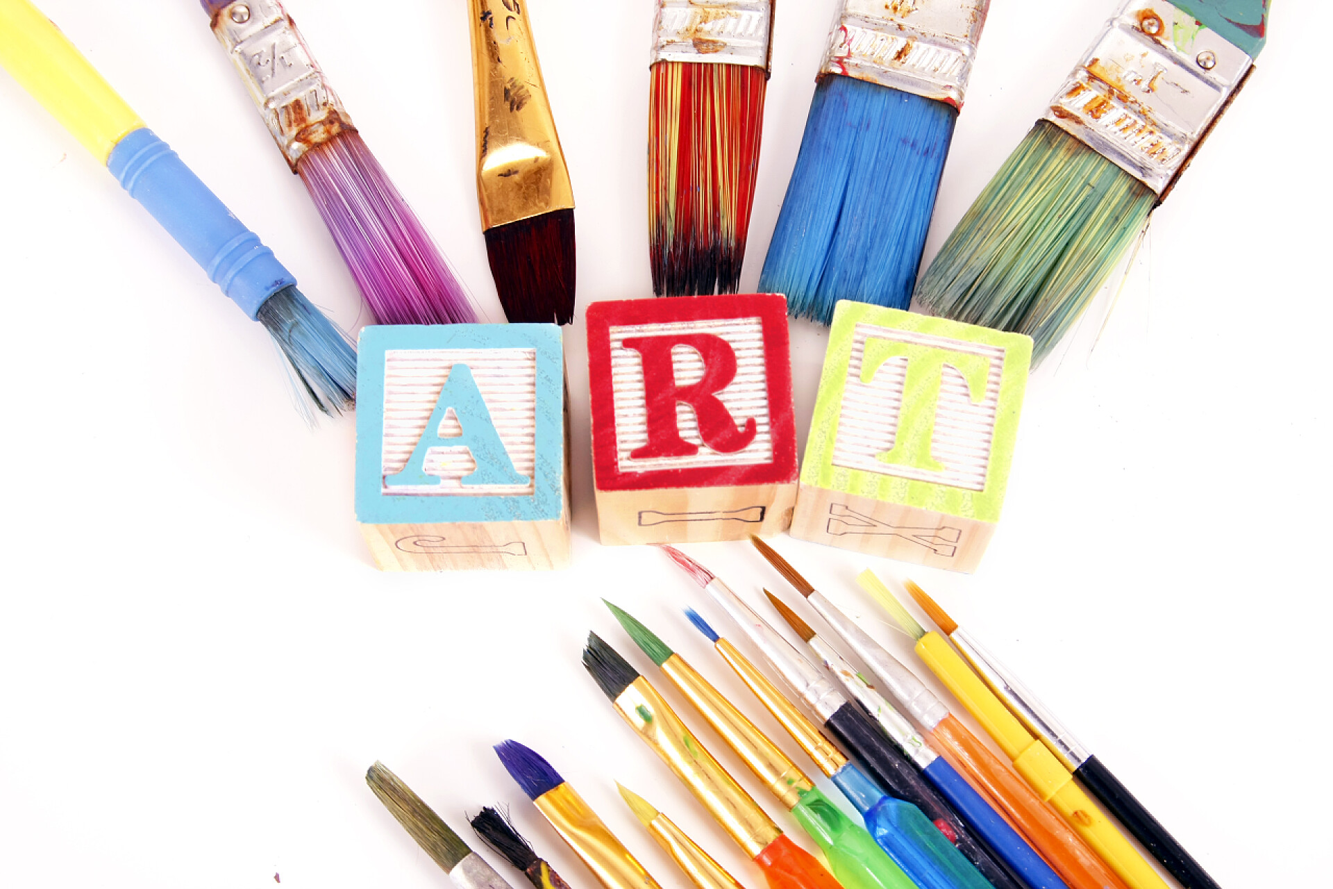 几支沾上颜料的画笔几支沾上颜料的画笔画笔颜料和块表达对艺术的热爱.