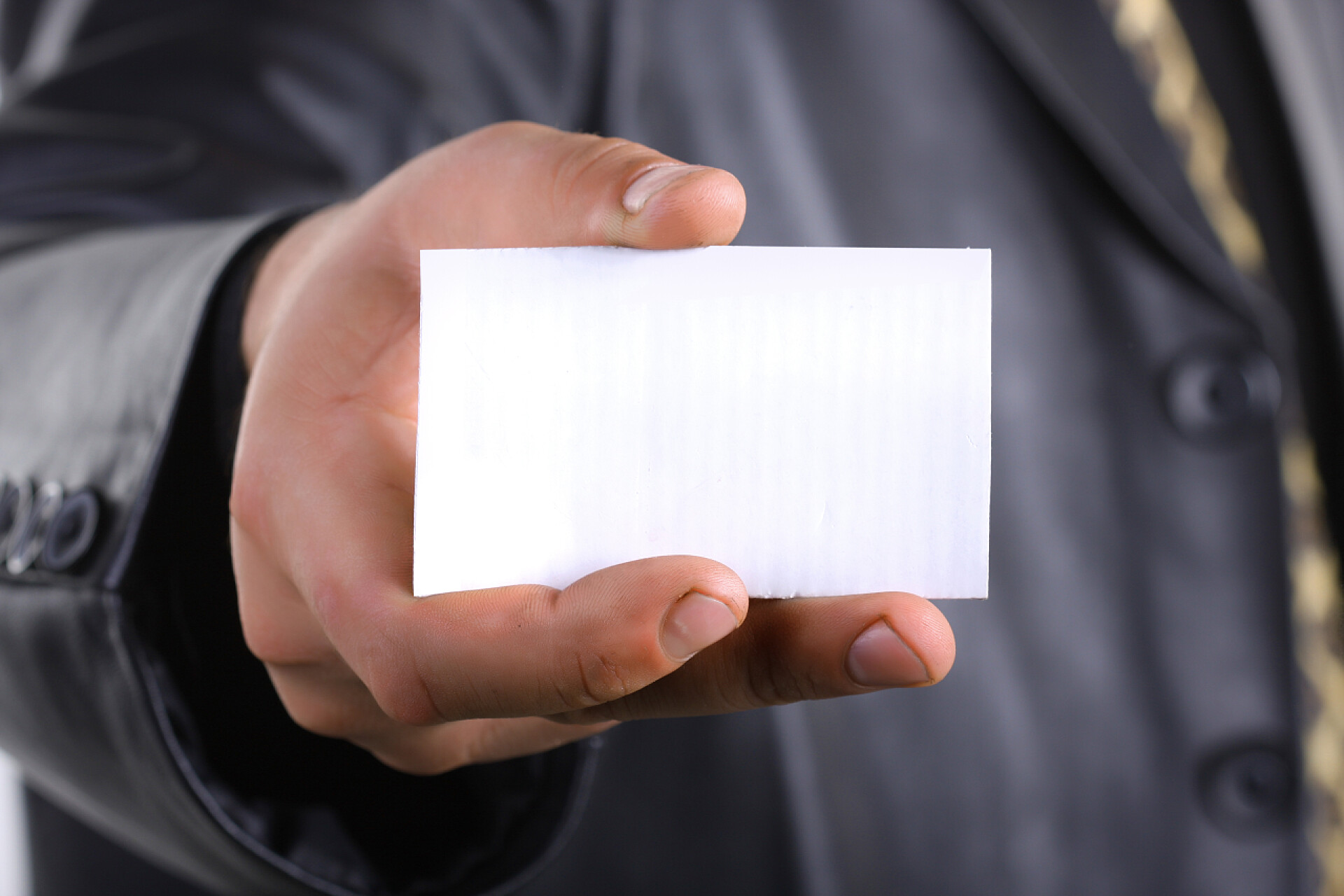 商人手拿白色名片buisnessmen 手上的消息.