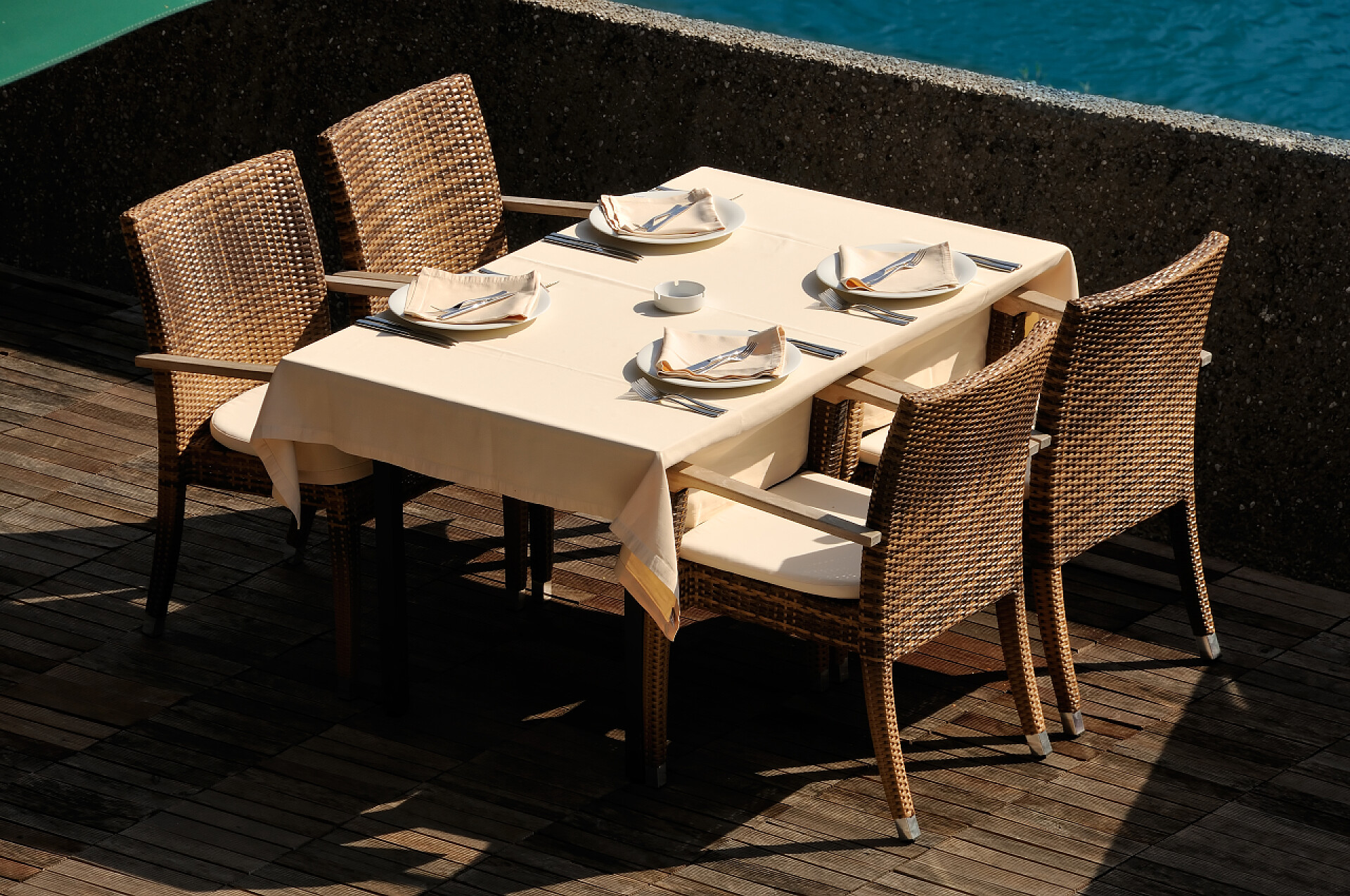 船上的简约餐厅饭桌