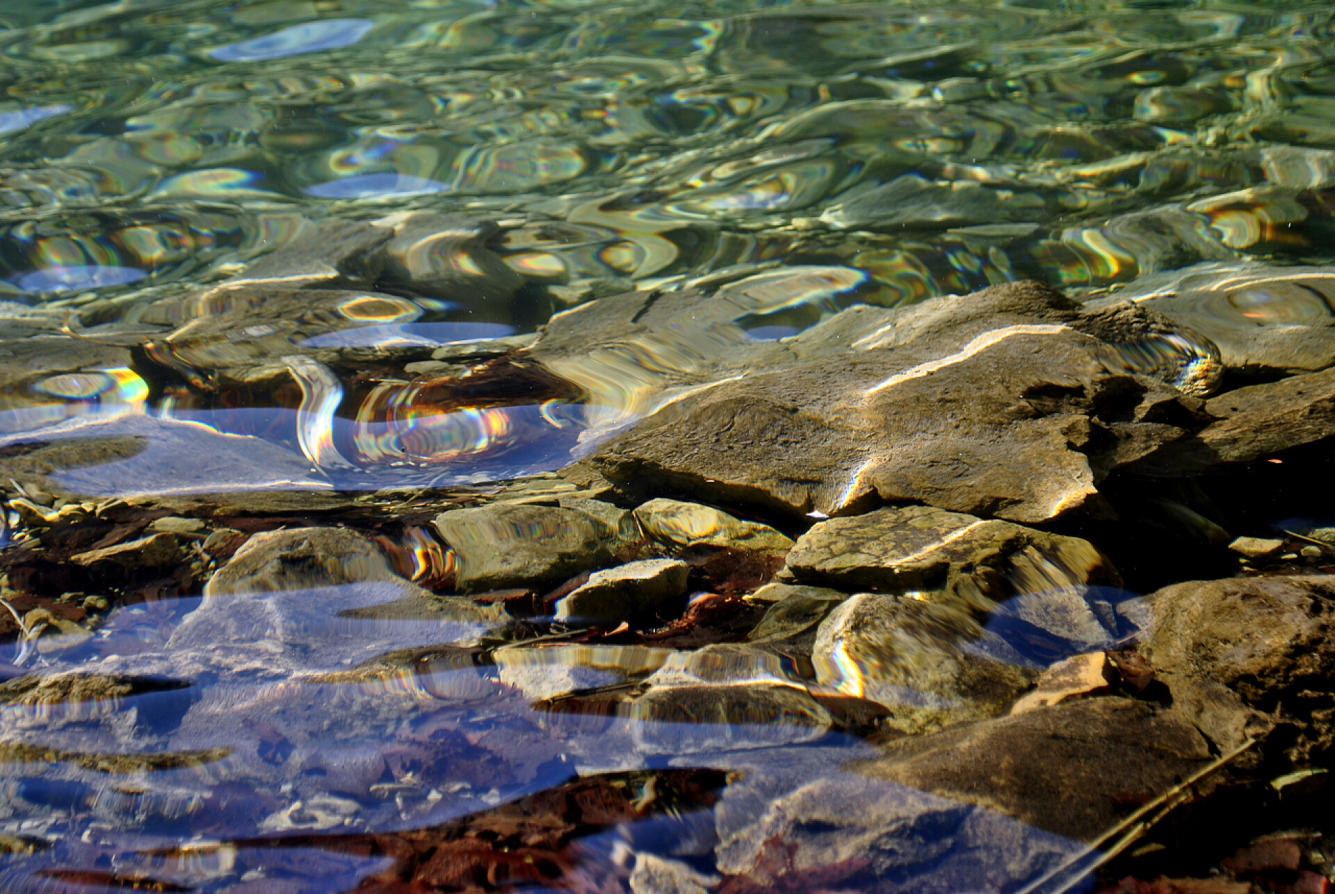 清澈的河水透出五彩斑斓的石头多彩滚动
