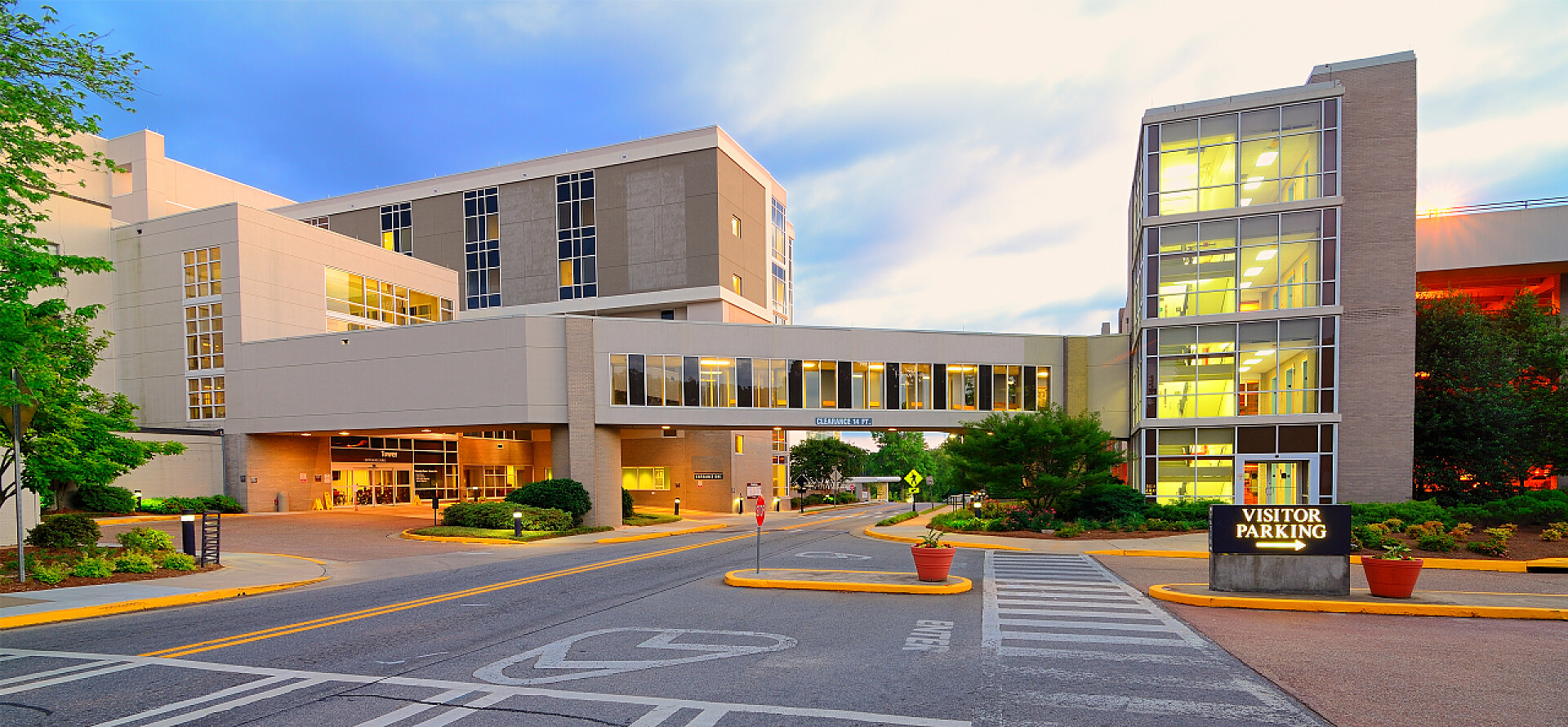 蓝天白云下城区楼房医院