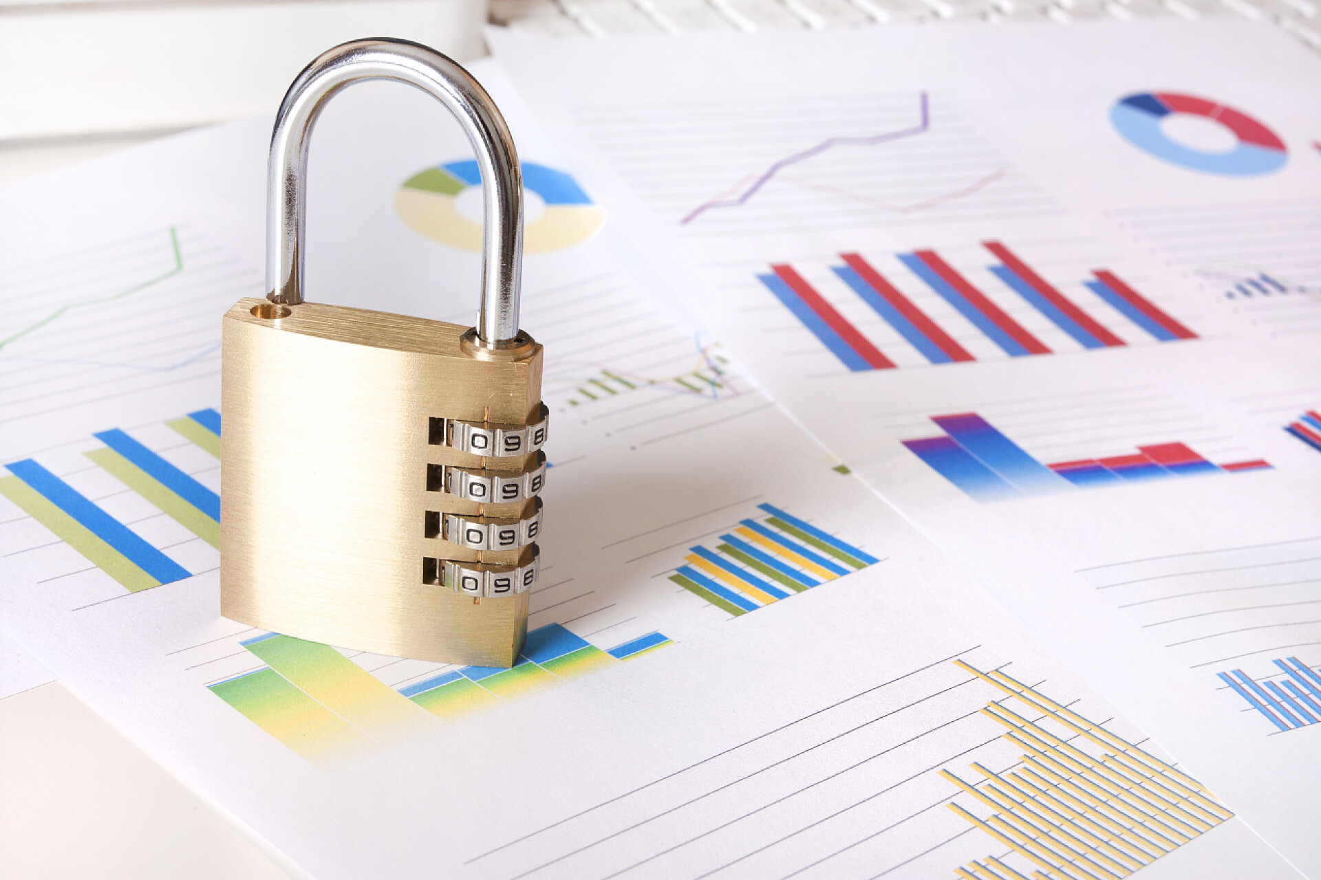 金融信息表上的一把锁挂锁和金融关系图