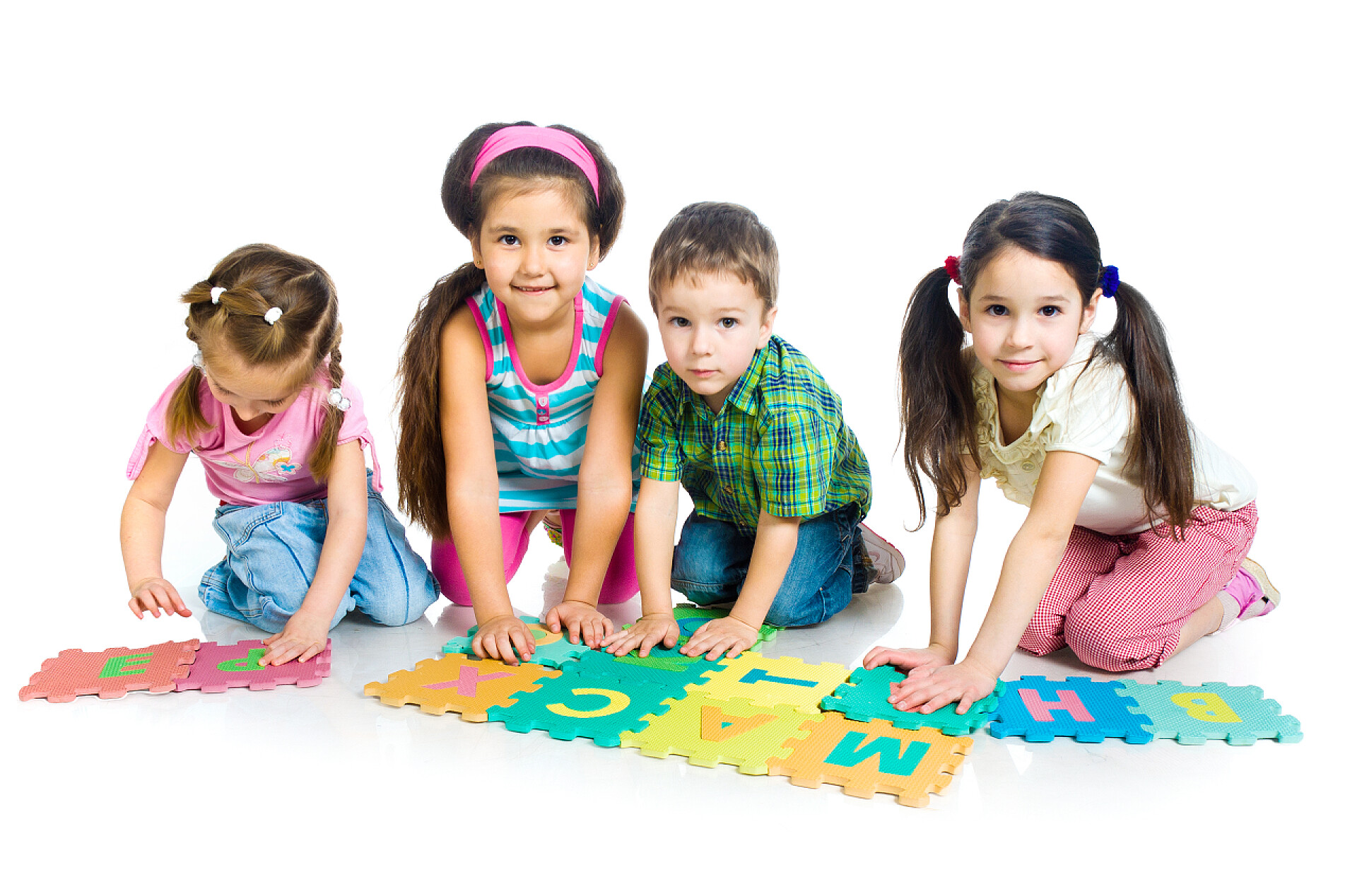 白背景上孩子们正在玩字母拼图游戏孩子们正在玩的信件