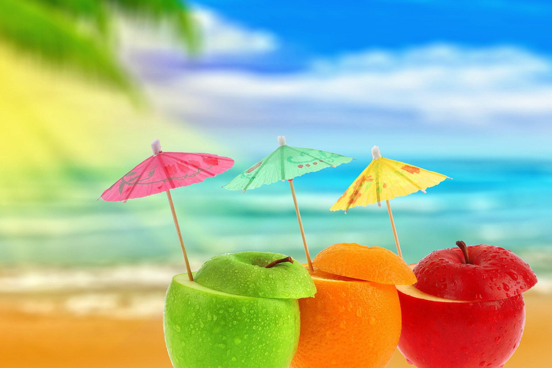 清新夏季在海滩上的水果鸡尾酒旅游休闲配图在海滩上的水果鸡尾酒